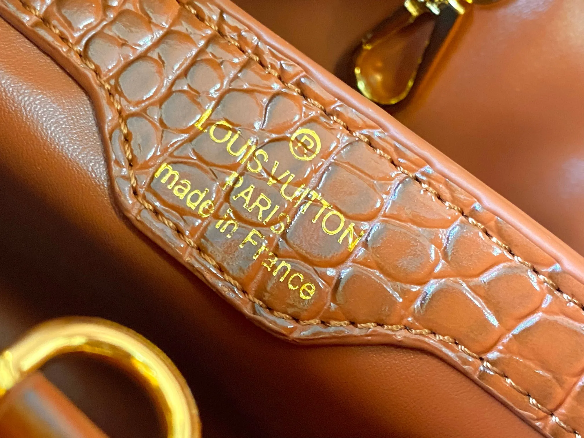 p460【Guangzhou top quality original】M86154 This Capucines BB handbag is made of Monogram crocodile pattern with pointed flowers and decorative lines, with LV letters and woven chains injecting metal edges, and with contrasting leather trims. The flip cover can be placed externally or internally, and the neat inner layer and multiple carrying methods complete the functional details.  27 x 18 x 9 cm (length x height x width)