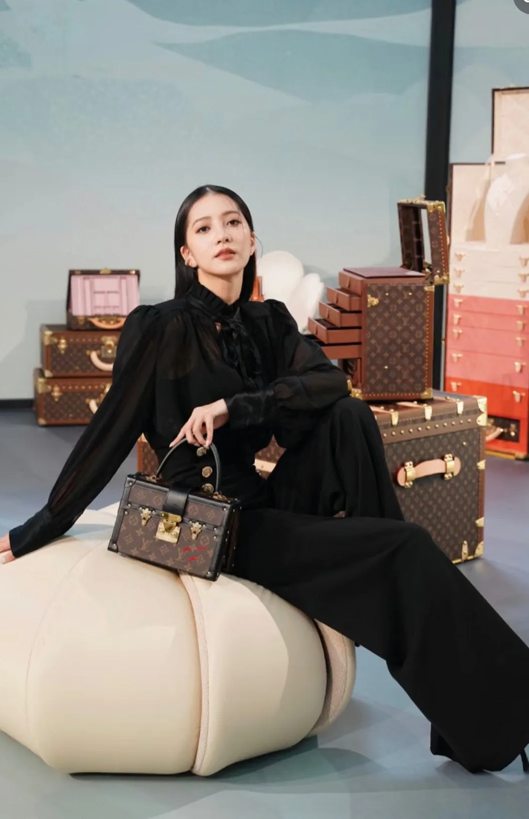 Batch 460💰Original upgrade quality M46309 Nicolas Ghesquières once again goes back to Louis Vuitton’s box-making tradition to create this Petite Malle V handbag. Monogram canvas is trimmed with leather, and the side gussets are V-shaped, creating a soft texture and ample space. Comes with Monogram zippered interior pocket secured by chain. Dimensions 24 x 16 x 13 cm (length x height x width)