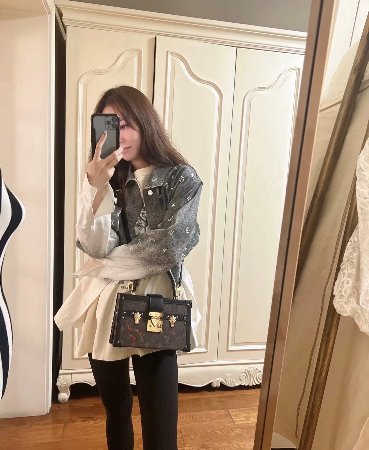 Batch 460💰Original upgrade quality M46309 Nicolas Ghesquières once again goes back to Louis Vuitton’s box-making tradition to create this Petite Malle V handbag. Monogram canvas is trimmed with leather, and the side gussets are V-shaped, creating a soft texture and ample space. Comes with Monogram zippered interior pocket secured by chain. Dimensions 24 x 16 x 13 cm (length x height x width)