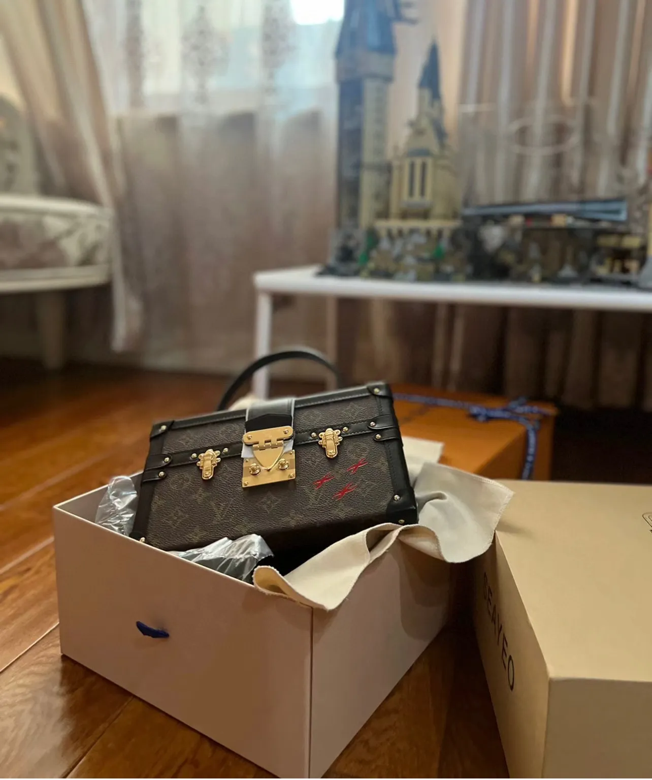 Batch 460💰Original upgrade quality M46309 Nicolas Ghesquières once again goes back to Louis Vuitton’s box-making tradition to create this Petite Malle V handbag. Monogram canvas is trimmed with leather, and the side gussets are V-shaped, creating a soft texture and ample space. Comes with Monogram zippered interior pocket secured by chain. Dimensions 24 x 16 x 13 cm (length x height x width)