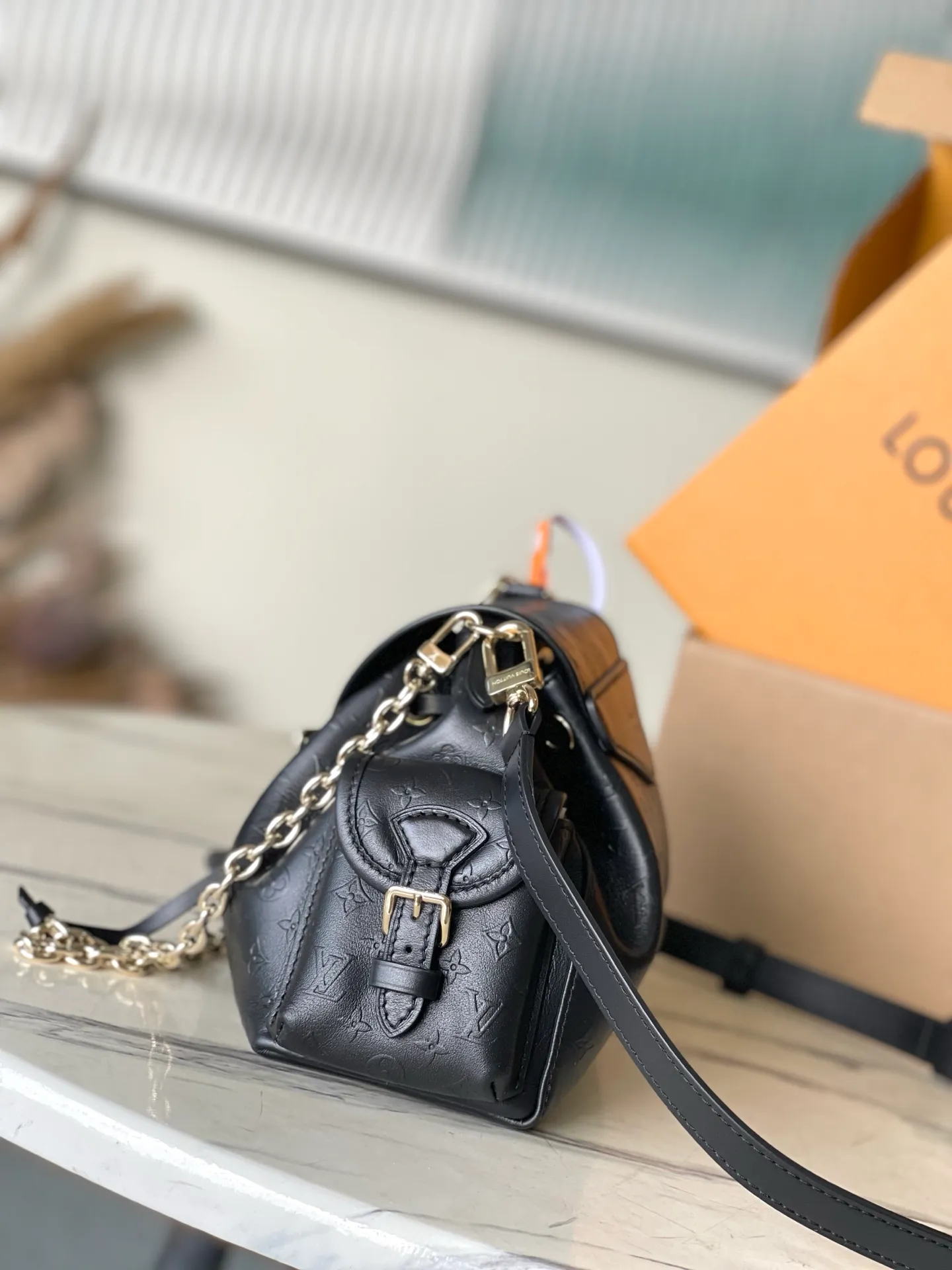 💰1100 (top-grain leather) top original M25554 Odyssee handbag from the 2025 early autumn series, cleverly recalling the Excursion backpack design of the 2024 Cruise early spring series, paying tribute to Louis Vuitton's travel heritage with classic touches. The cowhide leather body is covered with Monogram Bold pattern, and the decorative buckle and detachable chain are exquisite details. The side pocket allows you to easily carry your keys or lipstick. Dimensions: 27 × 17 × 12 cm