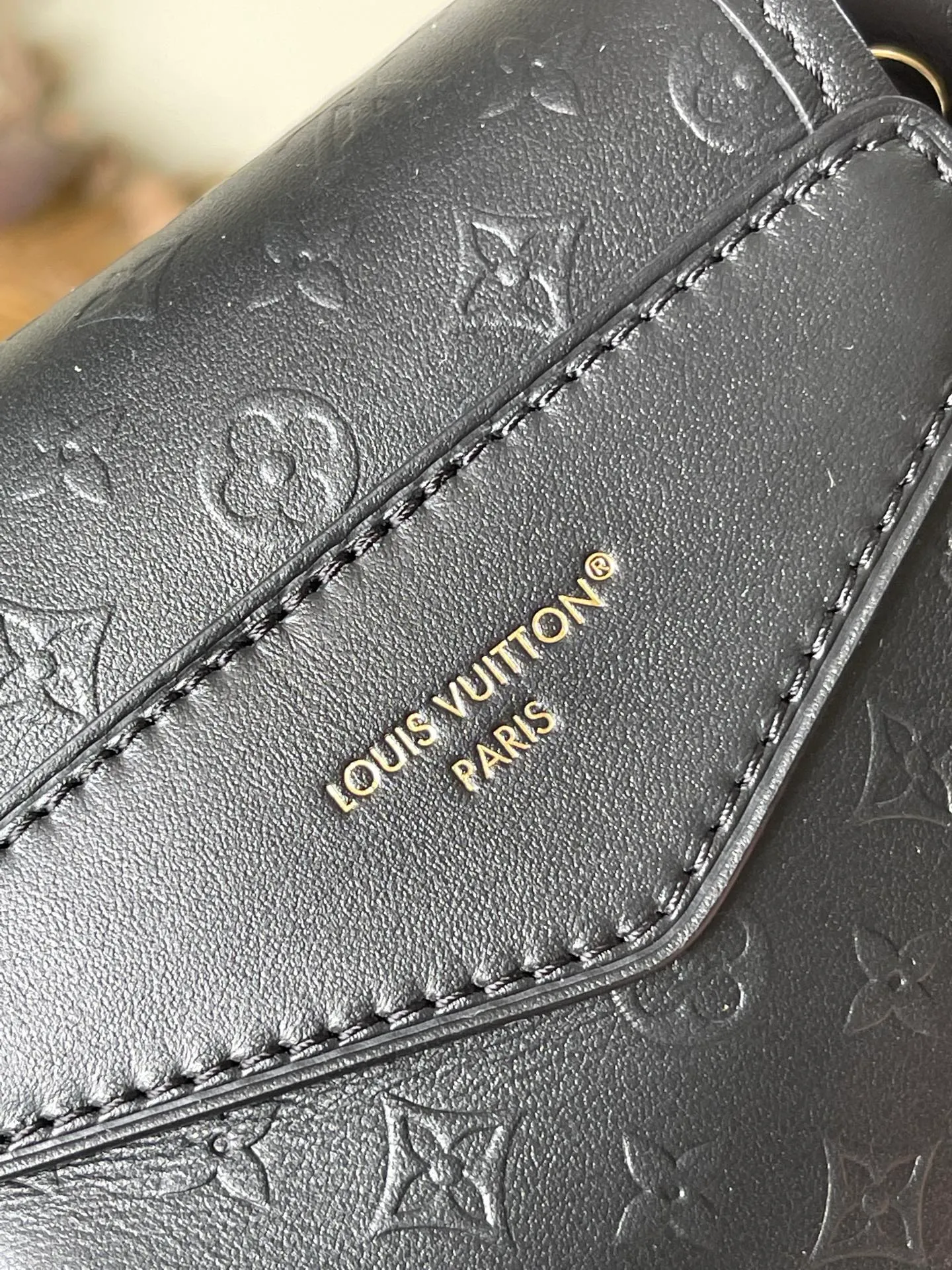💰1100 (top-grain leather) top original M25554 Odyssee handbag from the 2025 early autumn series, cleverly recalling the Excursion backpack design of the 2024 Cruise early spring series, paying tribute to Louis Vuitton's travel heritage with classic touches. The cowhide leather body is covered with Monogram Bold pattern, and the decorative buckle and detachable chain are exquisite details. The side pocket allows you to easily carry your keys or lipstick. Dimensions: 27 × 17 × 12 cm