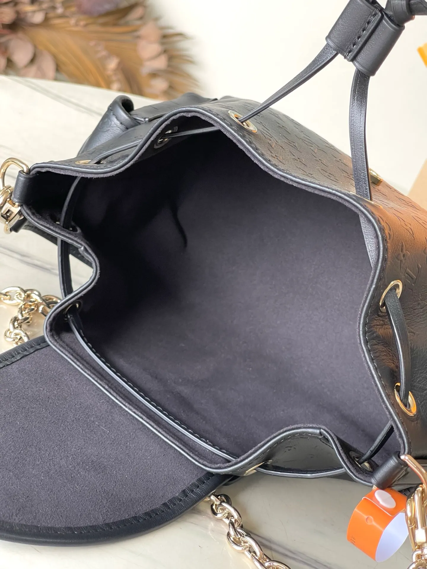 💰1100 (top-grain leather) top original M25554 Odyssee handbag from the 2025 early autumn series, cleverly recalling the Excursion backpack design of the 2024 Cruise early spring series, paying tribute to Louis Vuitton's travel heritage with classic touches. The cowhide leather body is covered with Monogram Bold pattern, and the decorative buckle and detachable chain are exquisite details. The side pocket allows you to easily carry your keys or lipstick. Dimensions: 27 × 17 × 12 cm