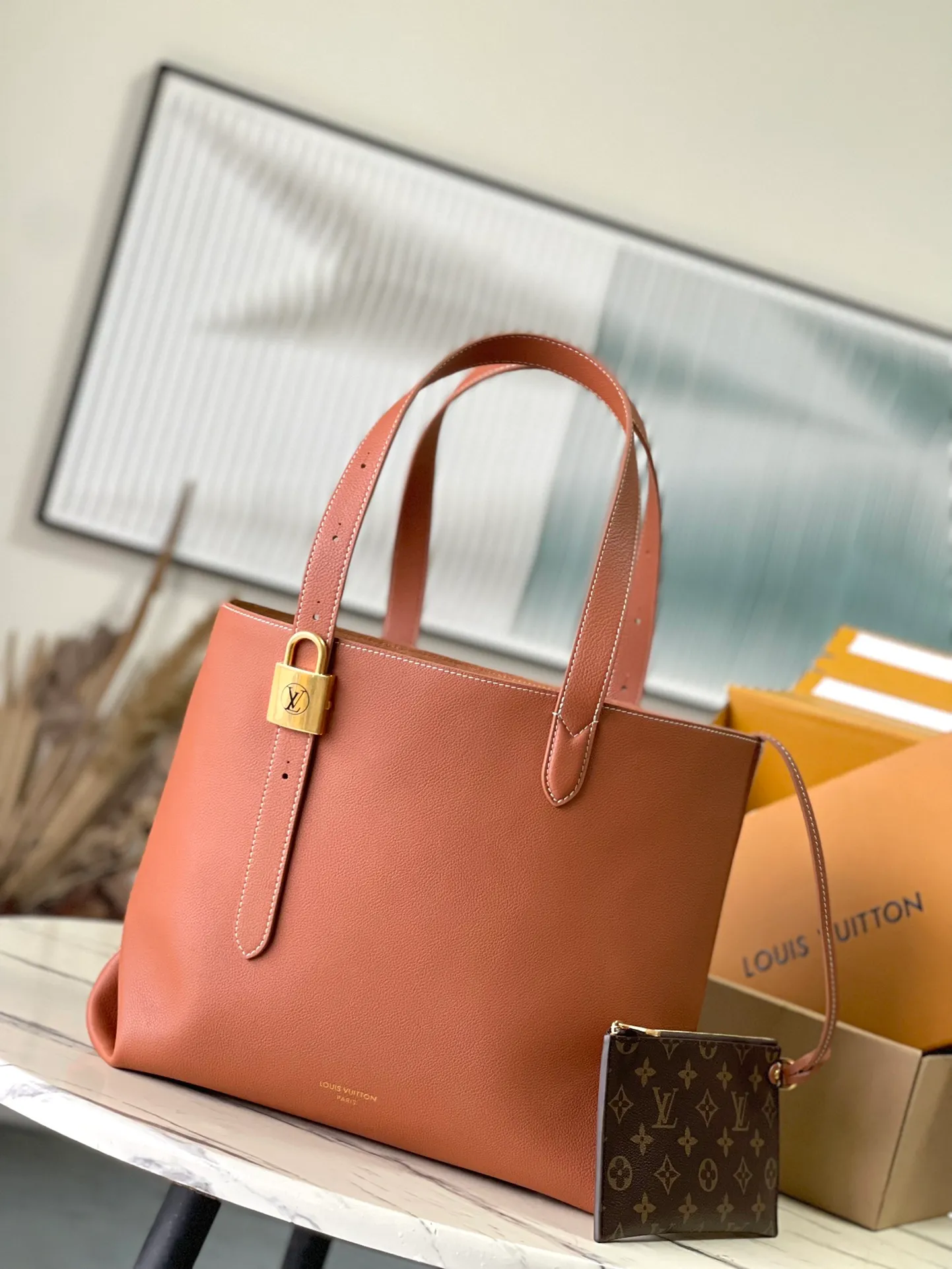 💰1340 (top layer leather) top original order M25342 caramel color This medium-sized Low Key Cabas handbag is wrapped in soft grained cow leather and lined with suede leather, creating a gorgeous style with ingenuity. The brand's iconic padlock demonstrates an eclectic mix of elegant aesthetics and security features. The adjustable handle enables you to switch between hand-held and long- or short-shoulder carry. Dimensions: 47 × 30 × 14 cm