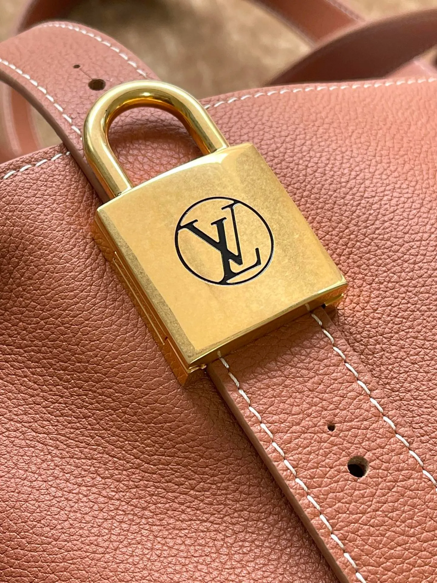 💰1340 (top layer leather) top original order M25342 caramel color This medium-sized Low Key Cabas handbag is wrapped in soft grained cow leather and lined with suede leather, creating a gorgeous style with ingenuity. The brand's iconic padlock demonstrates an eclectic mix of elegant aesthetics and security features. The adjustable handle enables you to switch between hand-held and long- or short-shoulder carry. Dimensions: 47 × 30 × 14 cm
