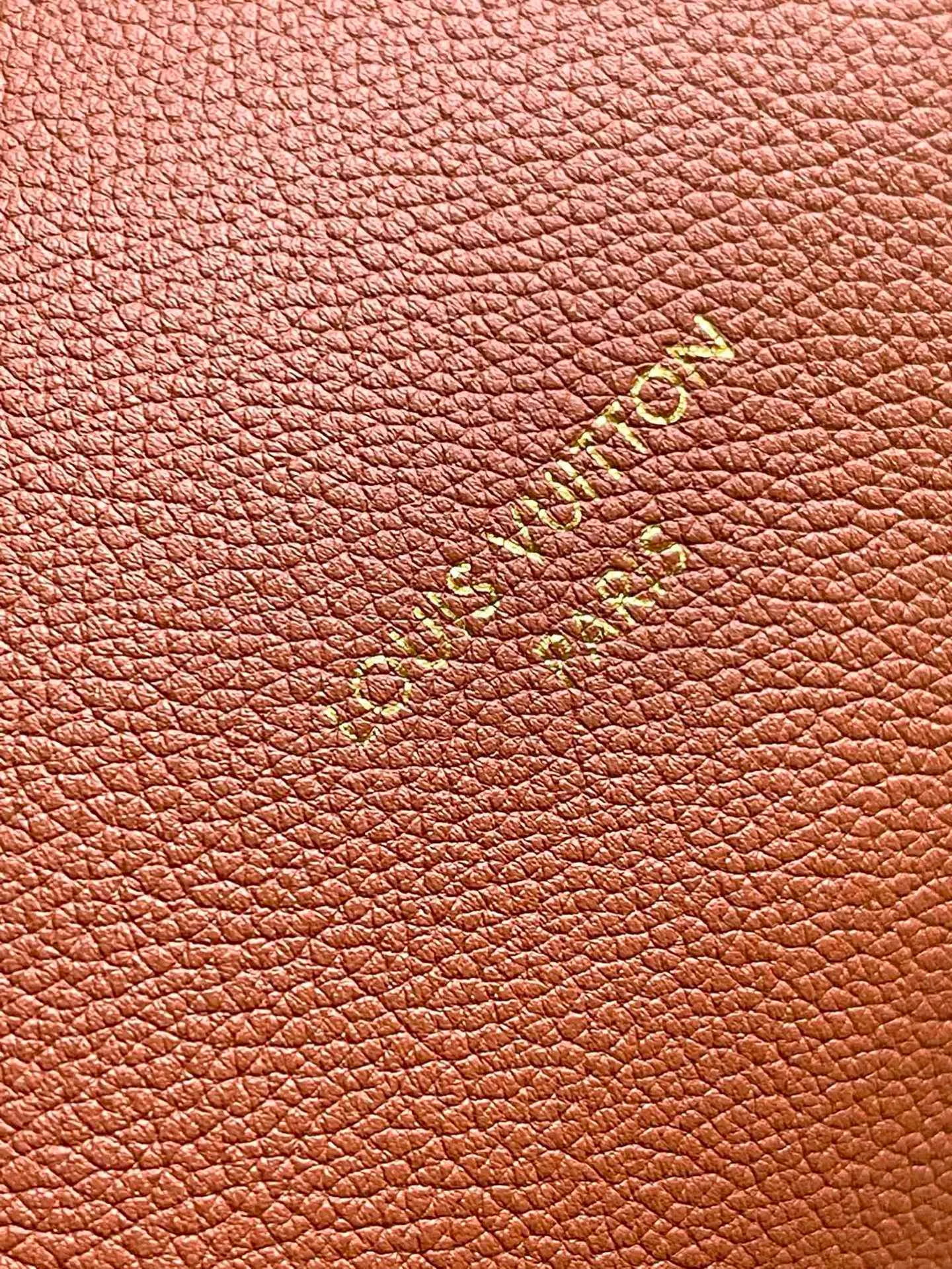💰1340 (top layer leather) top original order M25342 caramel color This medium-sized Low Key Cabas handbag is wrapped in soft grained cow leather and lined with suede leather, creating a gorgeous style with ingenuity. The brand's iconic padlock demonstrates an eclectic mix of elegant aesthetics and security features. The adjustable handle enables you to switch between hand-held and long- or short-shoulder carry. Dimensions: 47 × 30 × 14 cm