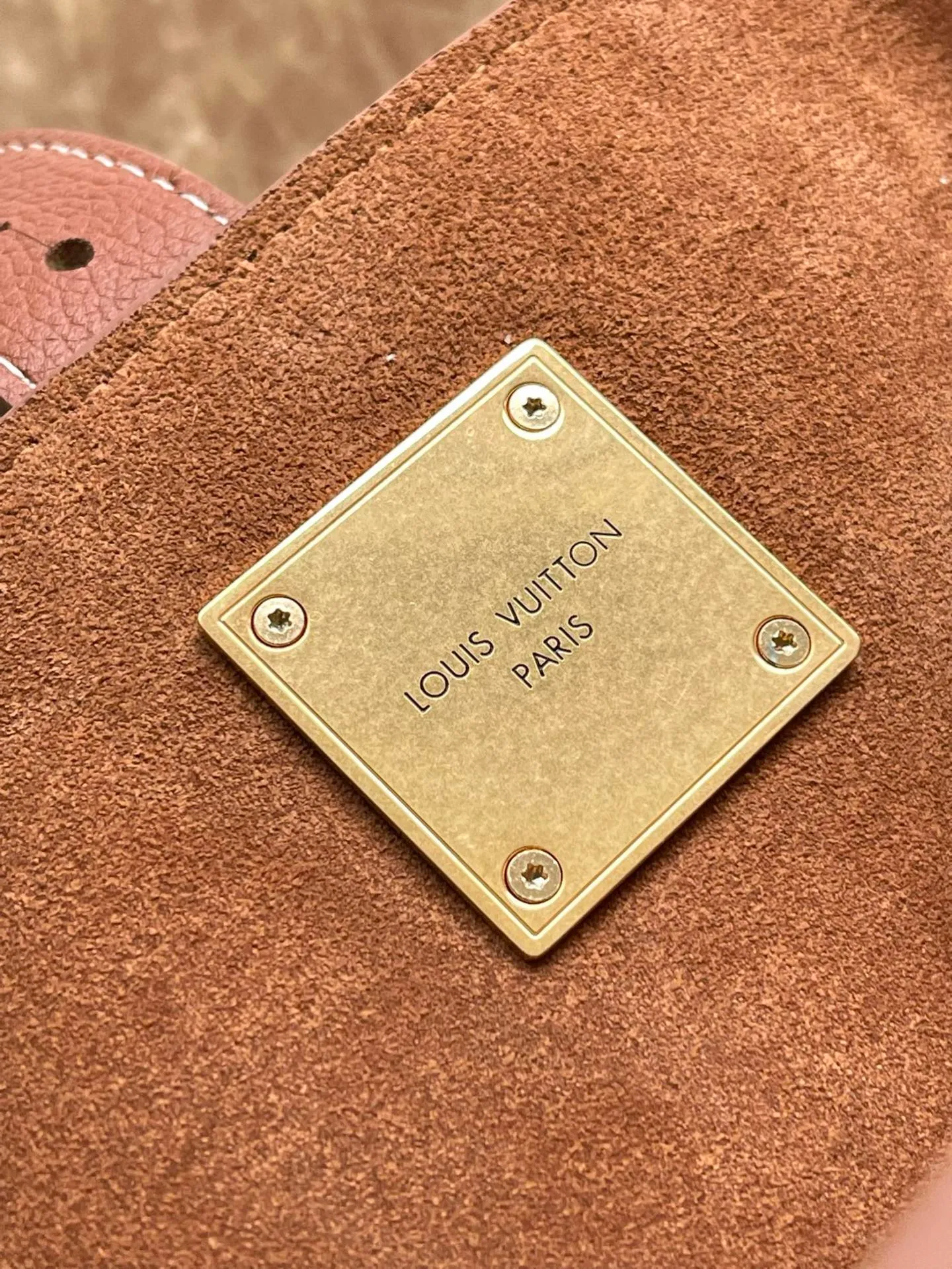 💰1340 (top layer leather) top original order M25342 caramel color This medium-sized Low Key Cabas handbag is wrapped in soft grained cow leather and lined with suede leather, creating a gorgeous style with ingenuity. The brand's iconic padlock demonstrates an eclectic mix of elegant aesthetics and security features. The adjustable handle enables you to switch between hand-held and long- or short-shoulder carry. Dimensions: 47 × 30 × 14 cm