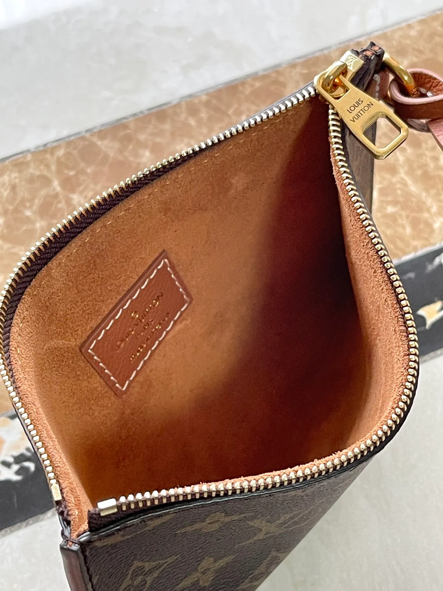 💰1340 (top layer leather) top original order M25342 caramel color This medium-sized Low Key Cabas handbag is wrapped in soft grained cow leather and lined with suede leather, creating a gorgeous style with ingenuity. The brand's iconic padlock demonstrates an eclectic mix of elegant aesthetics and security features. The adjustable handle enables you to switch between hand-held and long- or short-shoulder carry. Dimensions: 47 × 30 × 14 cm