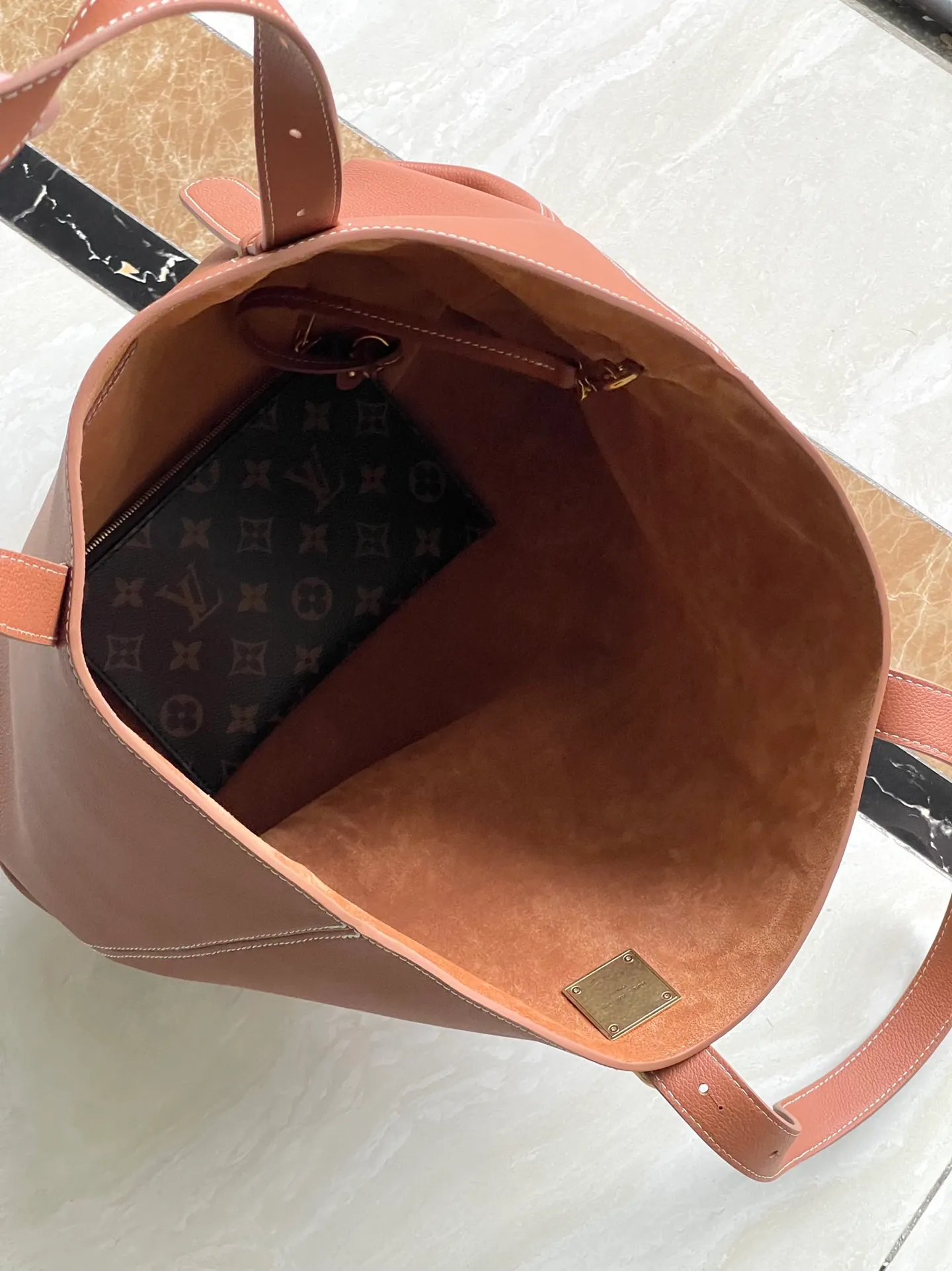 💰1340 (top layer leather) top original order M25342 caramel color This medium-sized Low Key Cabas handbag is wrapped in soft grained cow leather and lined with suede leather, creating a gorgeous style with ingenuity. The brand's iconic padlock demonstrates an eclectic mix of elegant aesthetics and security features. The adjustable handle enables you to switch between hand-held and long- or short-shoulder carry. Dimensions: 47 × 30 × 14 cm