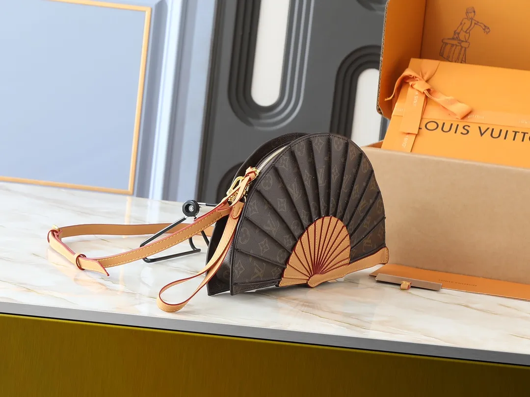 💰340💰The upgraded original M14804 LV Fan handbag is made of Monogram canvas and appears on the 2025 spring and summer show with a unique design, making it a collector's choice. The leather is embellished with Monogram floral details and can be carried by hand or on the shoulder. Dimensions: 37.0 x 19.0 x 6.0 cm (length x height x width)