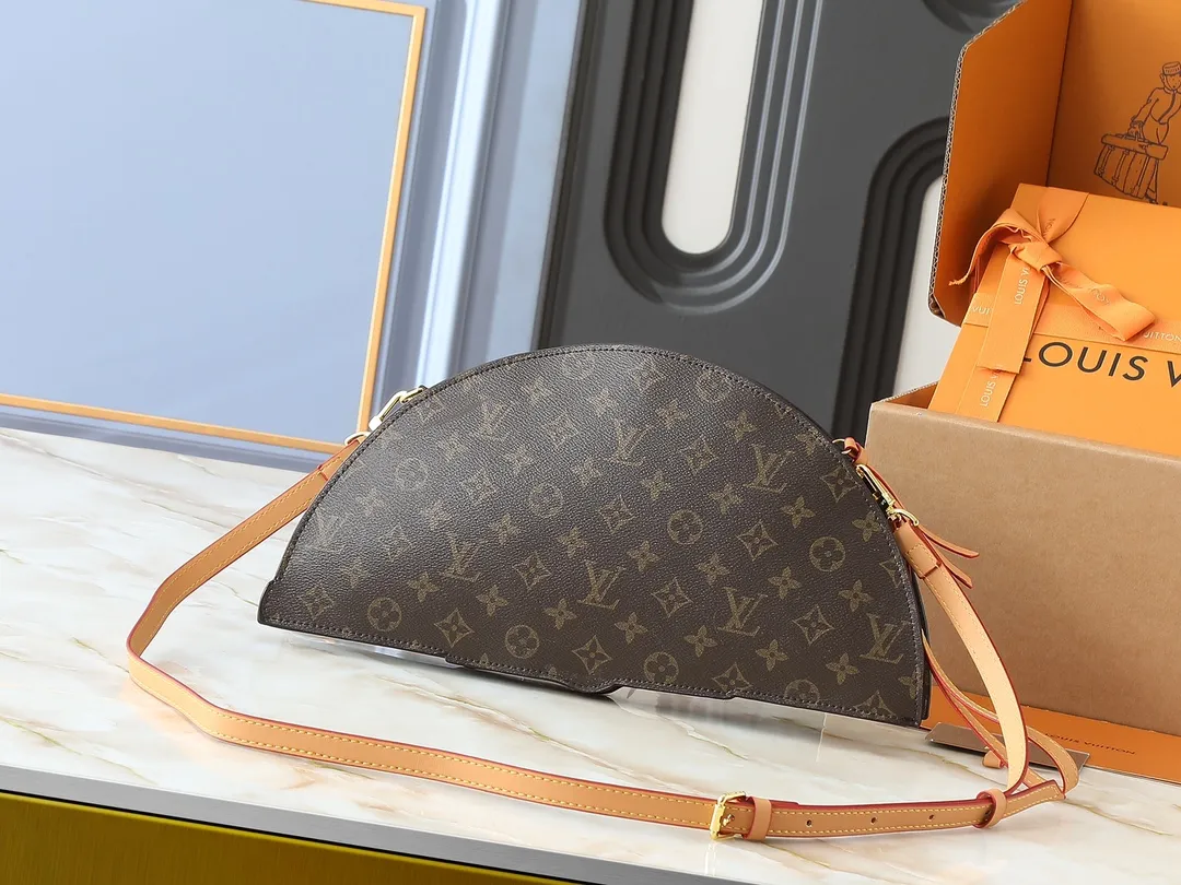 💰340💰The upgraded original M14804 LV Fan handbag is made of Monogram canvas and appears on the 2025 spring and summer show with a unique design, making it a collector's choice. The leather is embellished with Monogram floral details and can be carried by hand or on the shoulder. Dimensions: 37.0 x 19.0 x 6.0 cm (length x height x width)