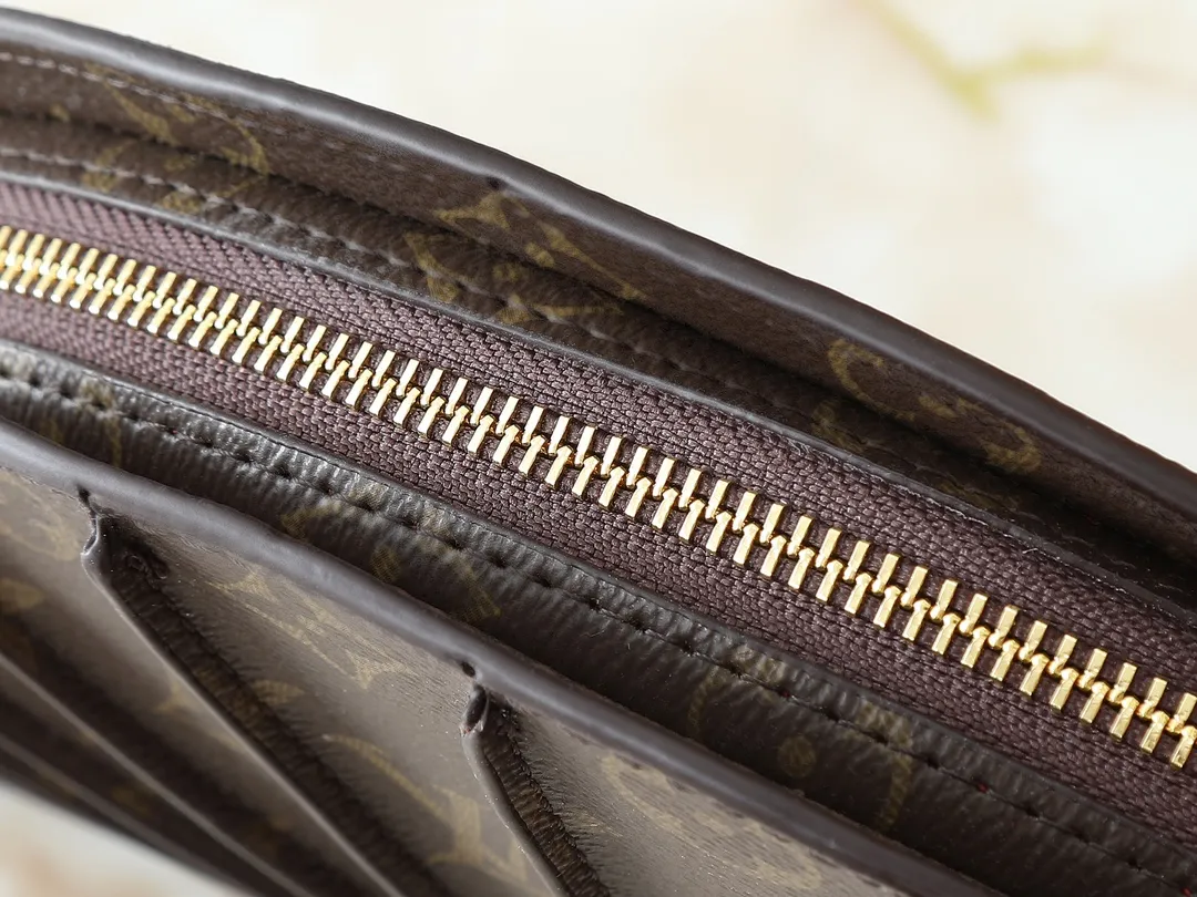 💰340💰The upgraded original M14804 LV Fan handbag is made of Monogram canvas and appears on the 2025 spring and summer show with a unique design, making it a collector's choice. The leather is embellished with Monogram floral details and can be carried by hand or on the shoulder. Dimensions: 37.0 x 19.0 x 6.0 cm (length x height x width)
