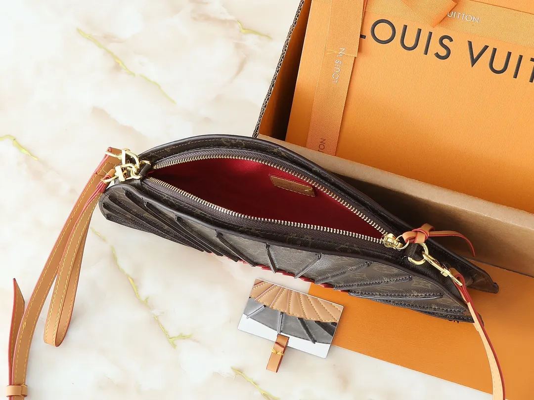 💰340💰The upgraded original M14804 LV Fan handbag is made of Monogram canvas and appears on the 2025 spring and summer show with a unique design, making it a collector's choice. The leather is embellished with Monogram floral details and can be carried by hand or on the shoulder. Dimensions: 37.0 x 19.0 x 6.0 cm (length x height x width)