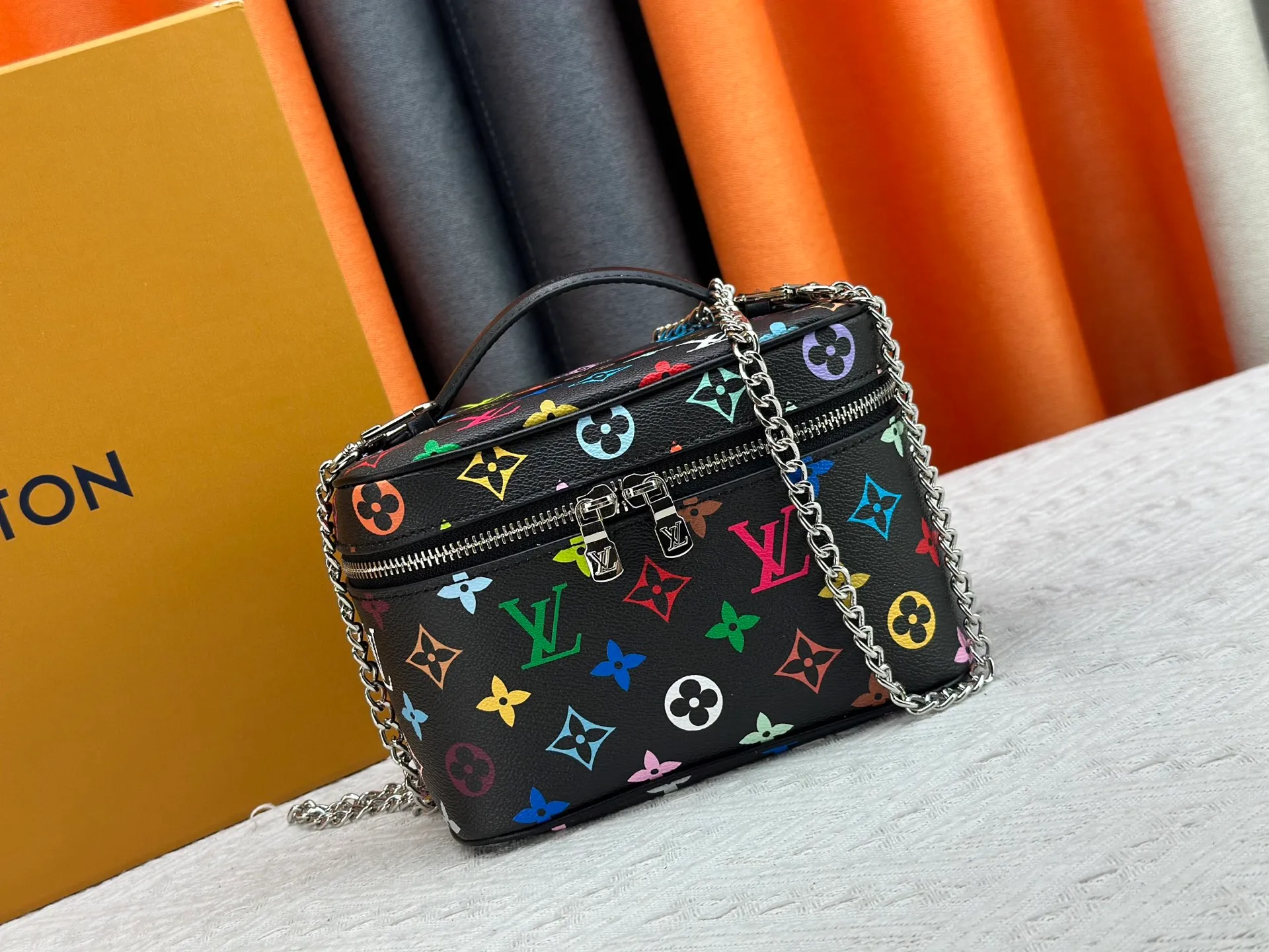 P260 upgraded original M13747 M44495 M42265 M44936 M42263 lv Takashi Murakami Nice mini Nano cosmetic bag with Monogram print and 33 colorful colors. In 2025, Takashi Murakami and lv jointly launched the white tricolor and black tricolor twelve pieces, which are very popular around the world and are loved by celebrities and celebrities. Dimensions: 20x13.5x12.0 (length x height x width)