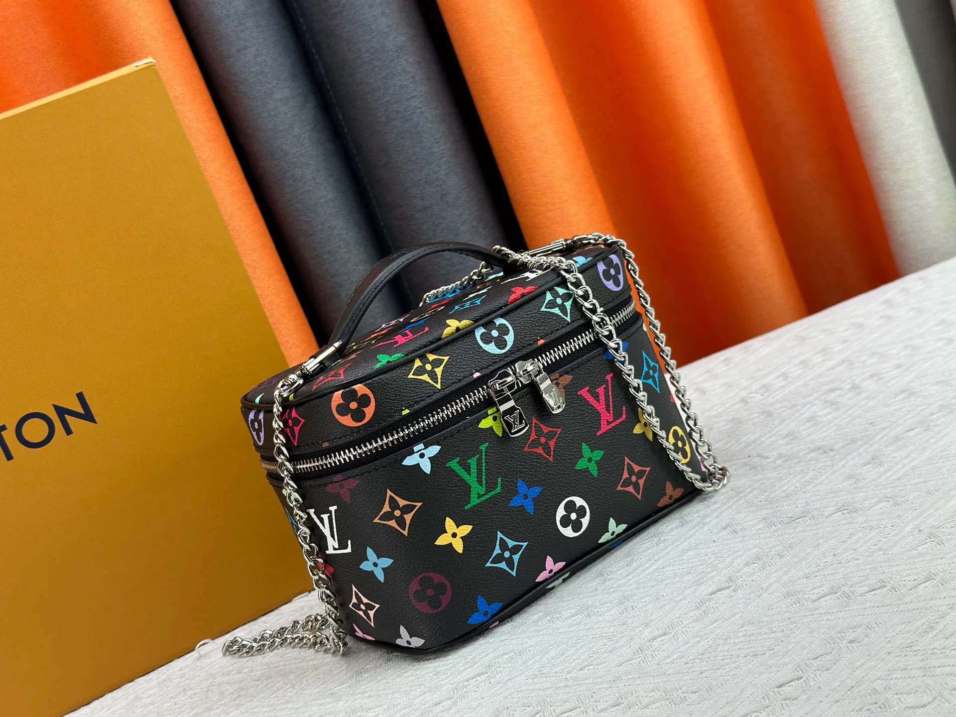 P260 upgraded original M13747 M44495 M42265 M44936 M42263 lv Takashi Murakami Nice mini Nano cosmetic bag with Monogram print and 33 colorful colors. In 2025, Takashi Murakami and lv jointly launched the white tricolor and black tricolor twelve pieces, which are very popular around the world and are loved by celebrities and celebrities. Dimensions: 20x13.5x12.0 (length x height x width)