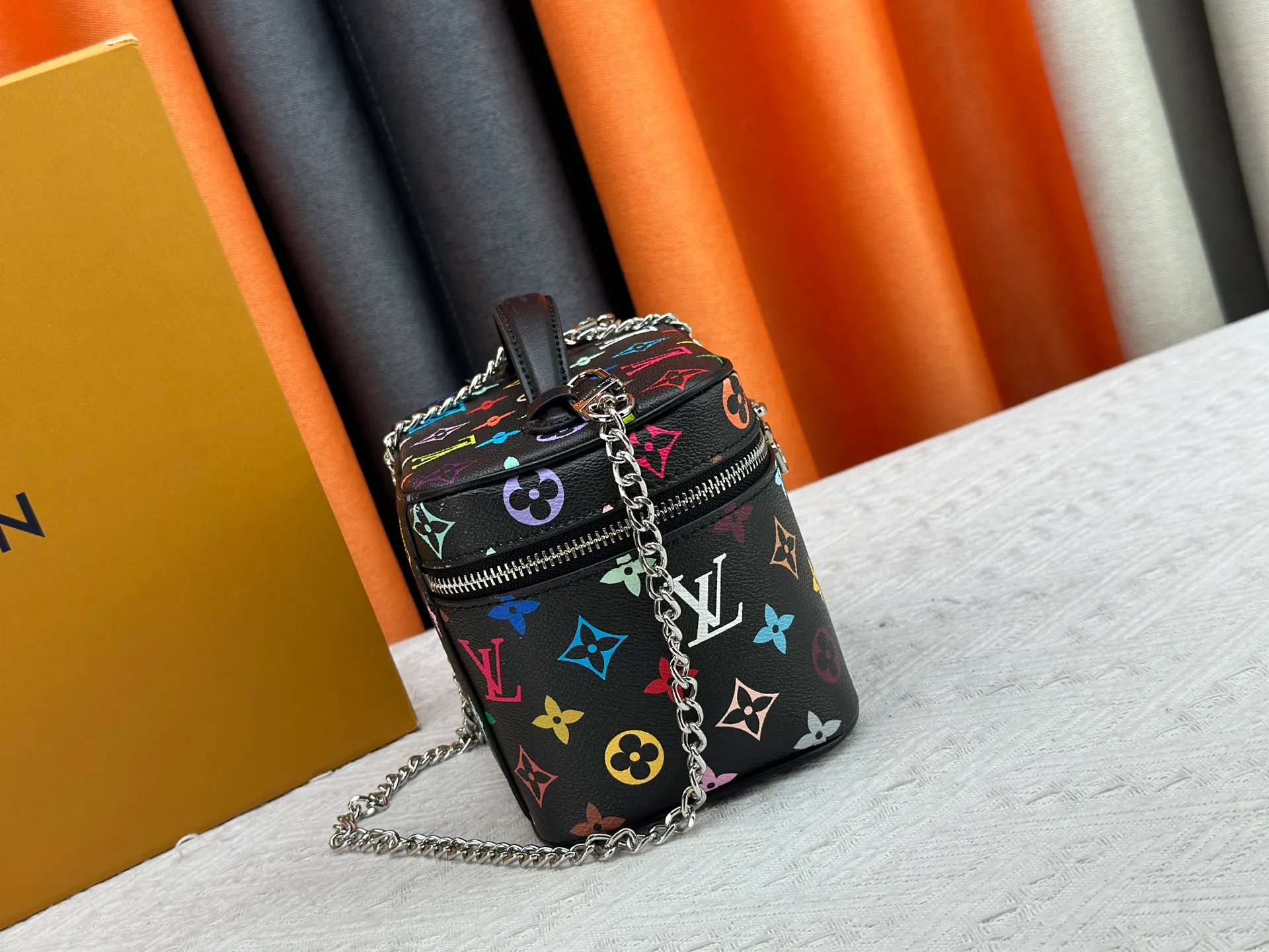 P260 upgraded original M13747 M44495 M42265 M44936 M42263 lv Takashi Murakami Nice mini Nano cosmetic bag with Monogram print and 33 colorful colors. In 2025, Takashi Murakami and lv jointly launched the white tricolor and black tricolor twelve pieces, which are very popular around the world and are loved by celebrities and celebrities. Dimensions: 20x13.5x12.0 (length x height x width)