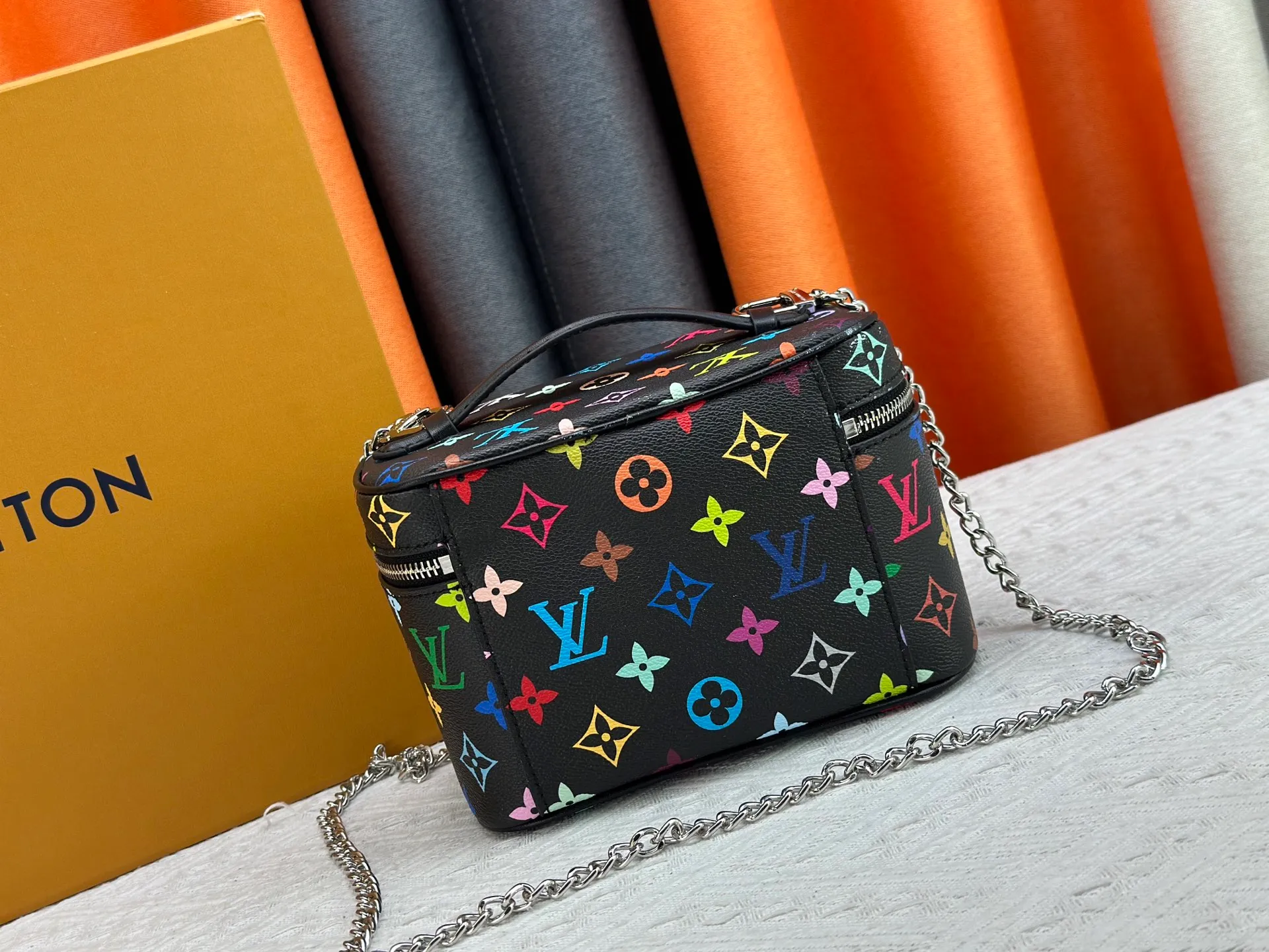 P260 upgraded original M13747 M44495 M42265 M44936 M42263 lv Takashi Murakami Nice mini Nano cosmetic bag with Monogram print and 33 colorful colors. In 2025, Takashi Murakami and lv jointly launched the white tricolor and black tricolor twelve pieces, which are very popular around the world and are loved by celebrities and celebrities. Dimensions: 20x13.5x12.0 (length x height x width)