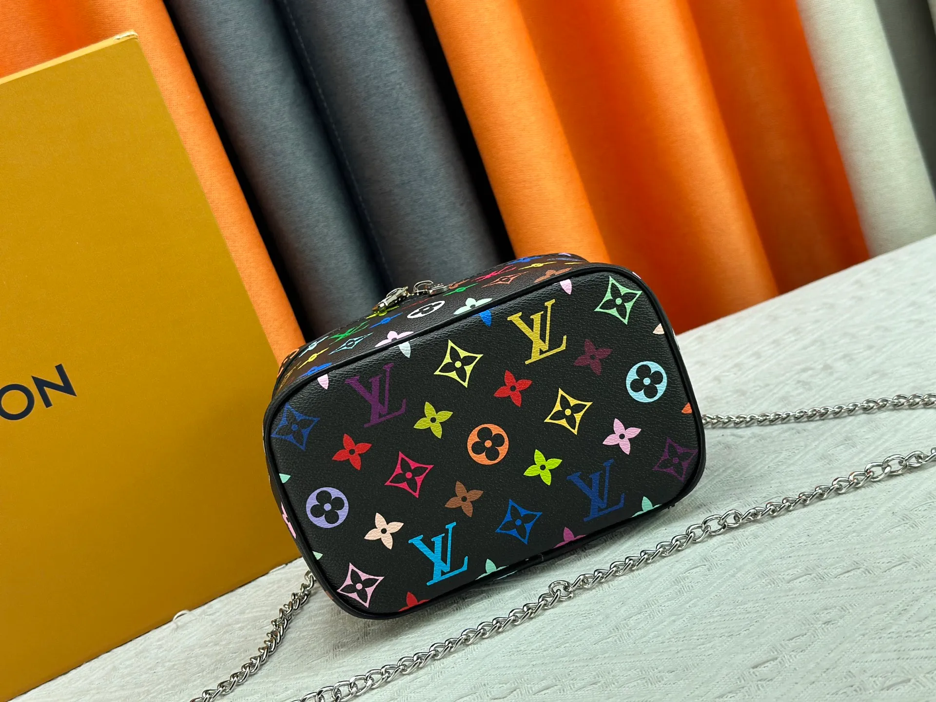 P260 upgraded original M13747 M44495 M42265 M44936 M42263 lv Takashi Murakami Nice mini Nano cosmetic bag with Monogram print and 33 colorful colors. In 2025, Takashi Murakami and lv jointly launched the white tricolor and black tricolor twelve pieces, which are very popular around the world and are loved by celebrities and celebrities. Dimensions: 20x13.5x12.0 (length x height x width)