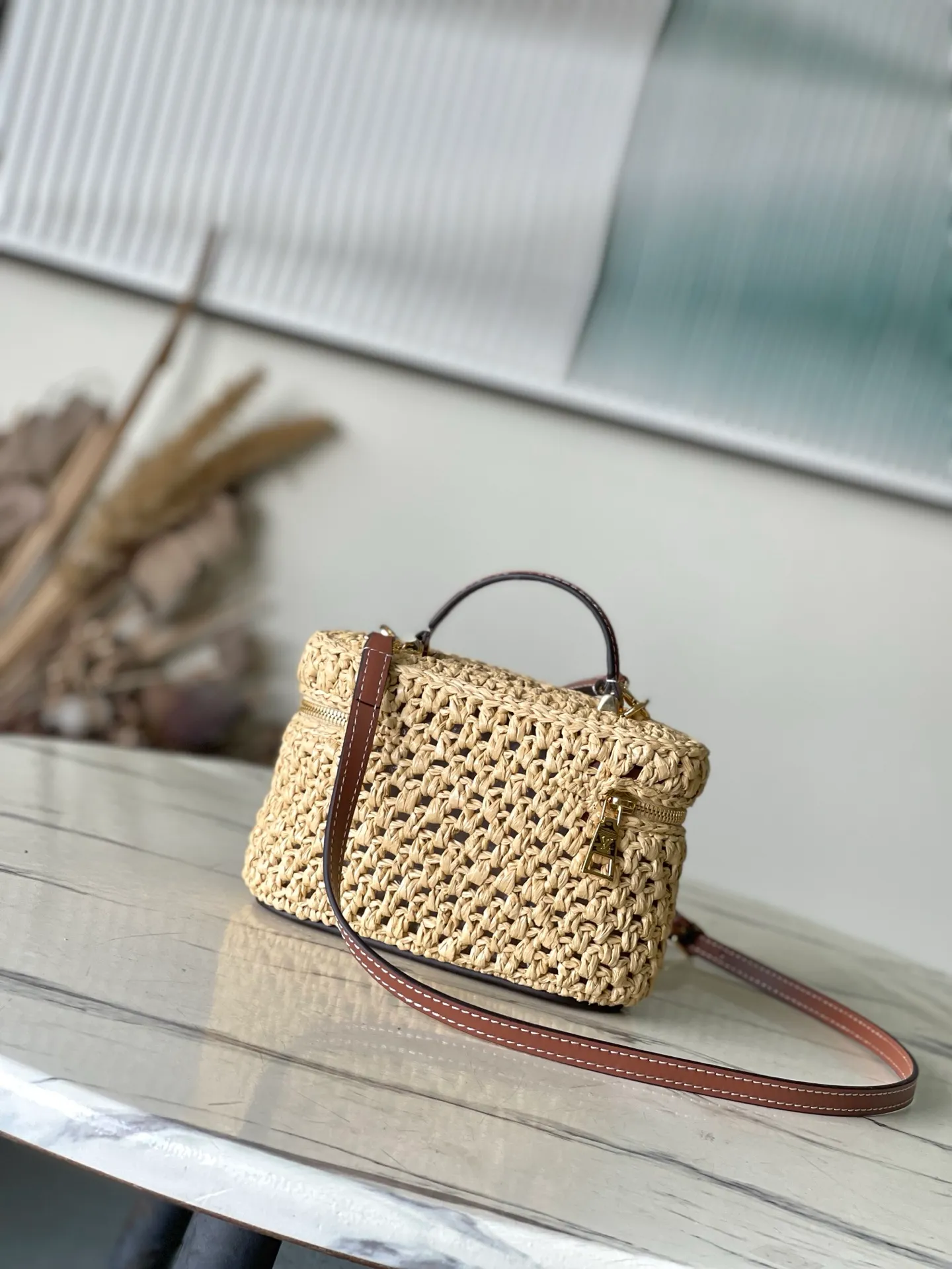 💰1160 Top original order M14303 Vanity Chain Pouch handbag joins the vacation series, which can easily brighten up outdoor occasions or cozy vacations. The elegantly colored raffia bag body is paired with contrasting cow leather trim, and metal parts such as LV inscribed padlocks add exquisite details. Dimensions: 19 × 6.5 × 11.5 cm