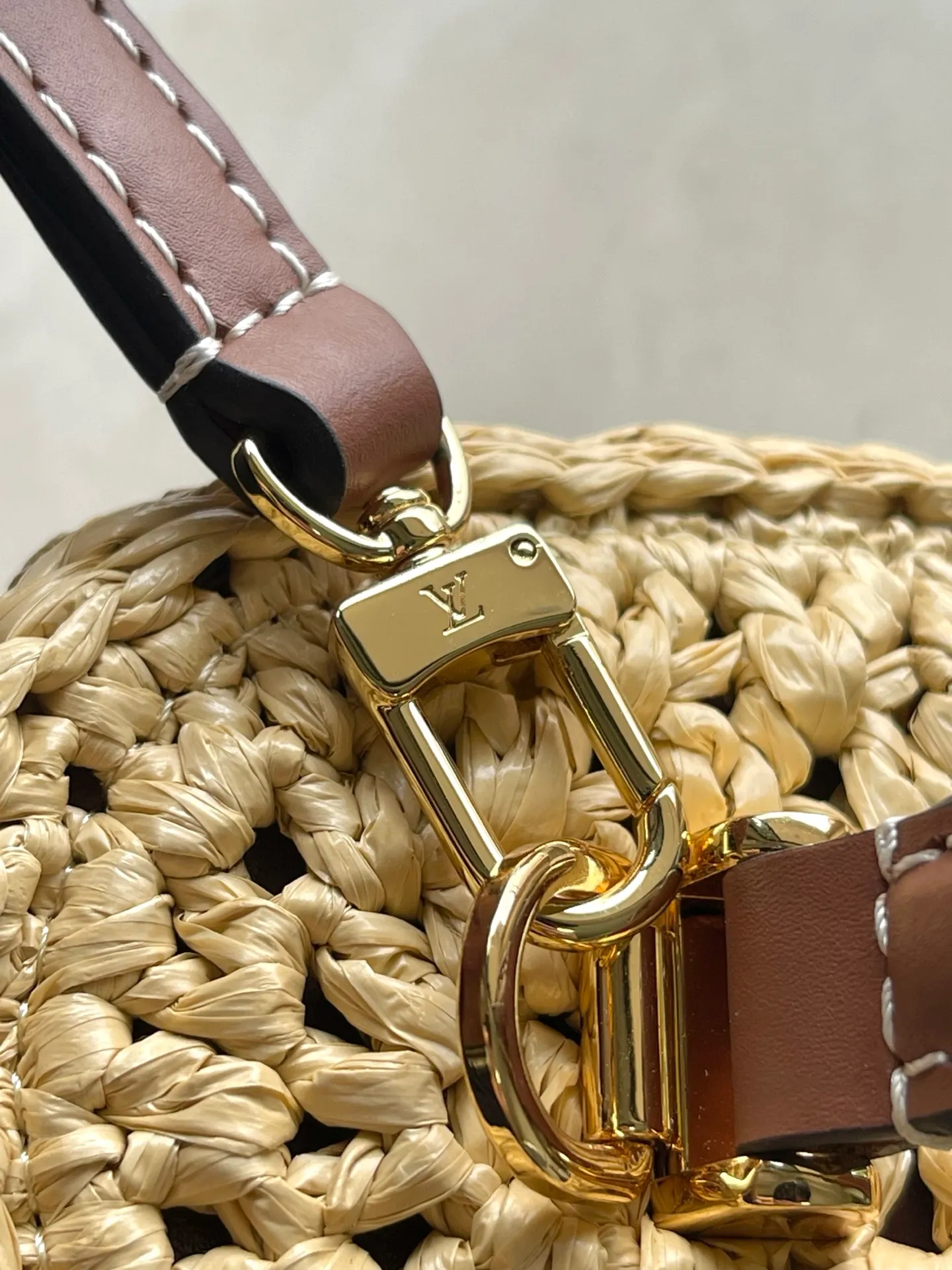 💰1160 Top original order M14303 Vanity Chain Pouch handbag joins the vacation series, which can easily brighten up outdoor occasions or cozy vacations. The elegantly colored raffia bag body is paired with contrasting cow leather trim, and metal parts such as LV inscribed padlocks add exquisite details. Dimensions: 19 × 6.5 × 11.5 cm