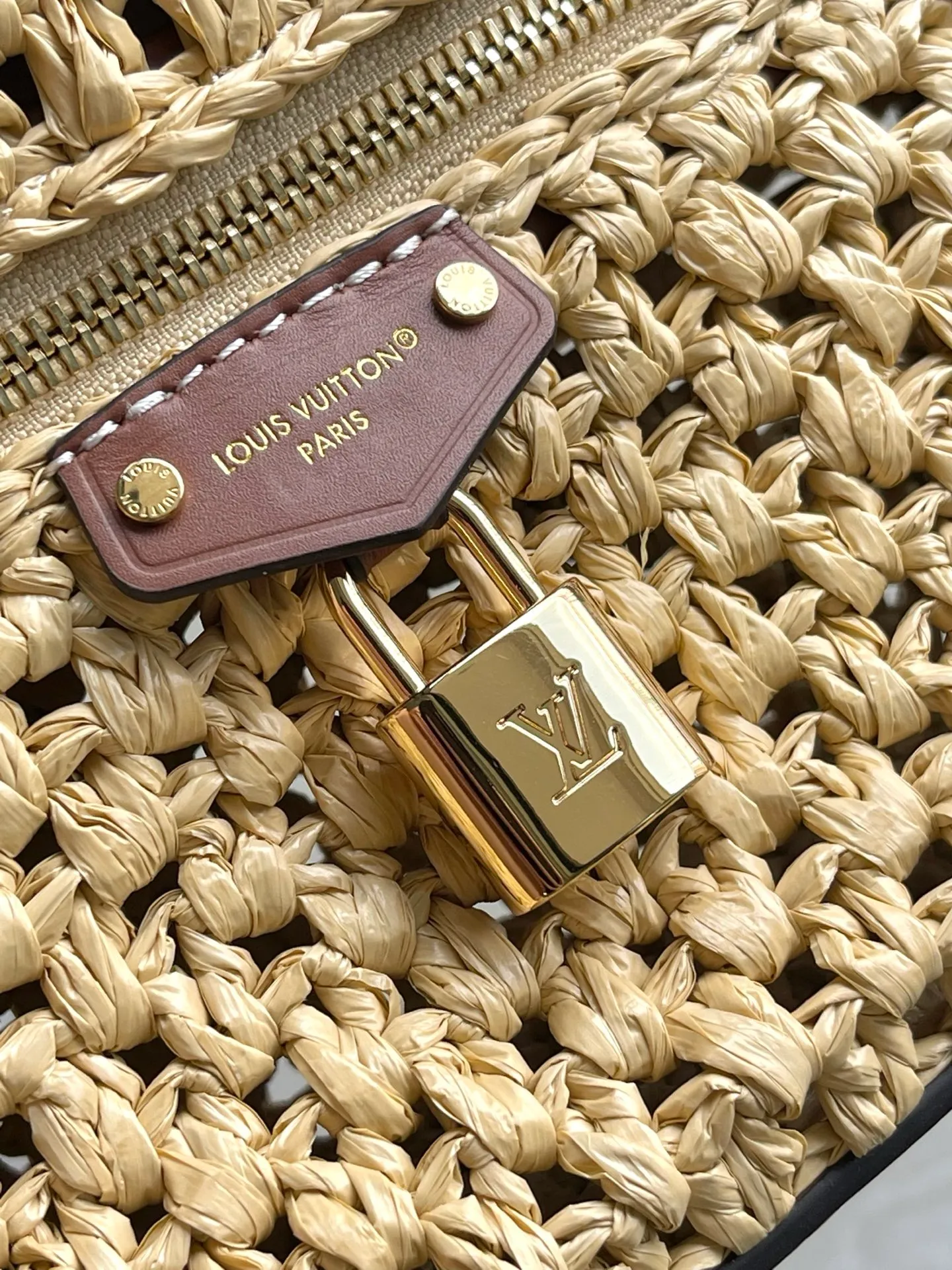 💰1160 Top original order M14303 Vanity Chain Pouch handbag joins the vacation series, which can easily brighten up outdoor occasions or cozy vacations. The elegantly colored raffia bag body is paired with contrasting cow leather trim, and metal parts such as LV inscribed padlocks add exquisite details. Dimensions: 19 × 6.5 × 11.5 cm