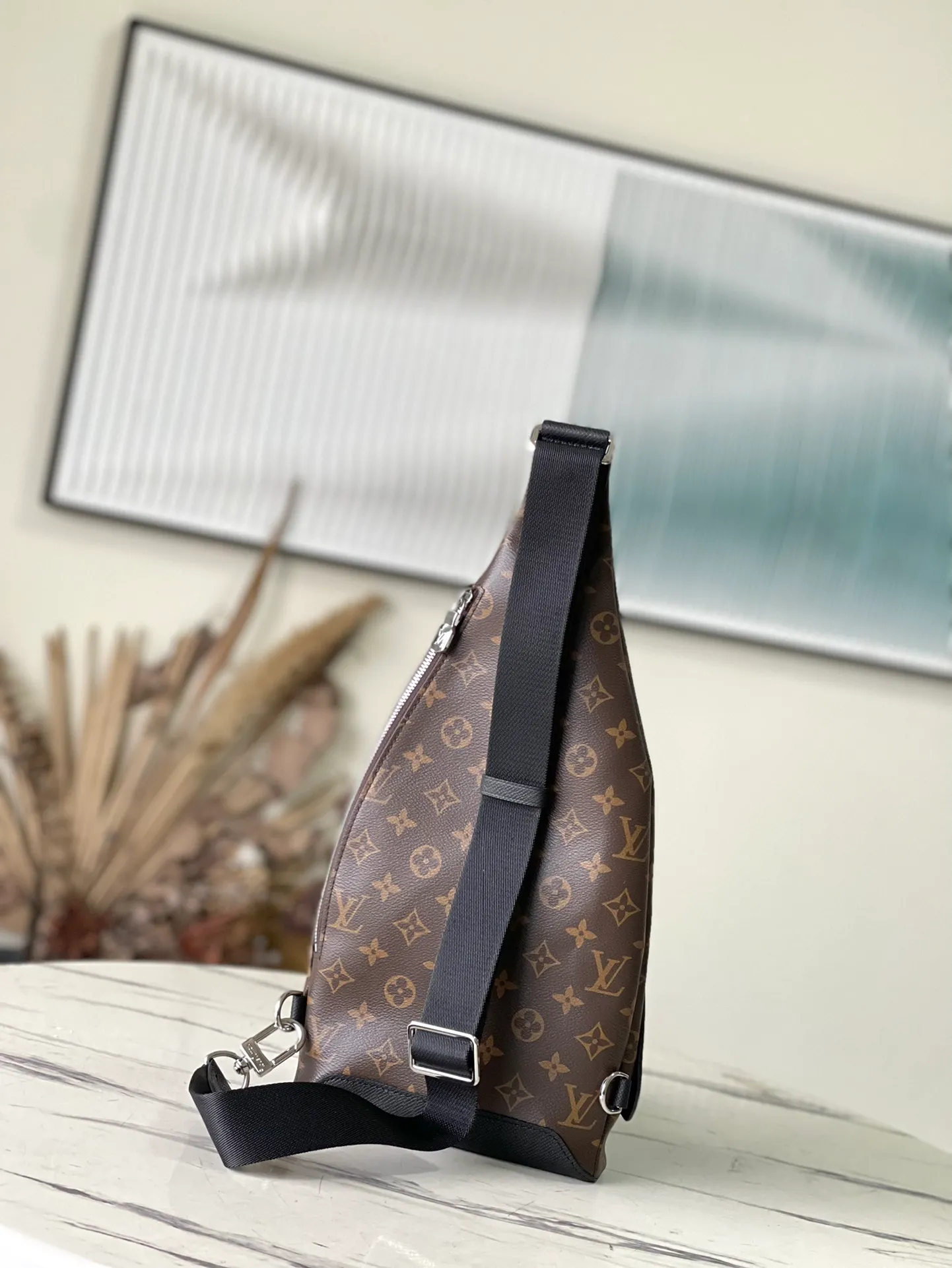 💰820 Top Original M30936 Presbyopia Duo shoulder bag is made of Monogram canvas and Taïga cow leather. It is equipped with a detachable zipper pocket and zipper side pocket for storing change or other needs. It interprets multiple trend concepts with a leisurely style and provides an alternative to traditional backpacks. Dimensions: 20 x 42 x 6 cm