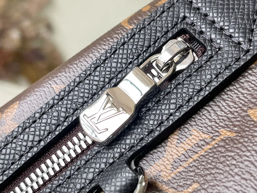 💰820 Top Original M30936 Presbyopia Duo shoulder bag is made of Monogram canvas and Taïga cow leather. It is equipped with a detachable zipper pocket and zipper side pocket for storing change or other needs. It interprets multiple trend concepts with a leisurely style and provides an alternative to traditional backpacks. Dimensions: 20 x 42 x 6 cm