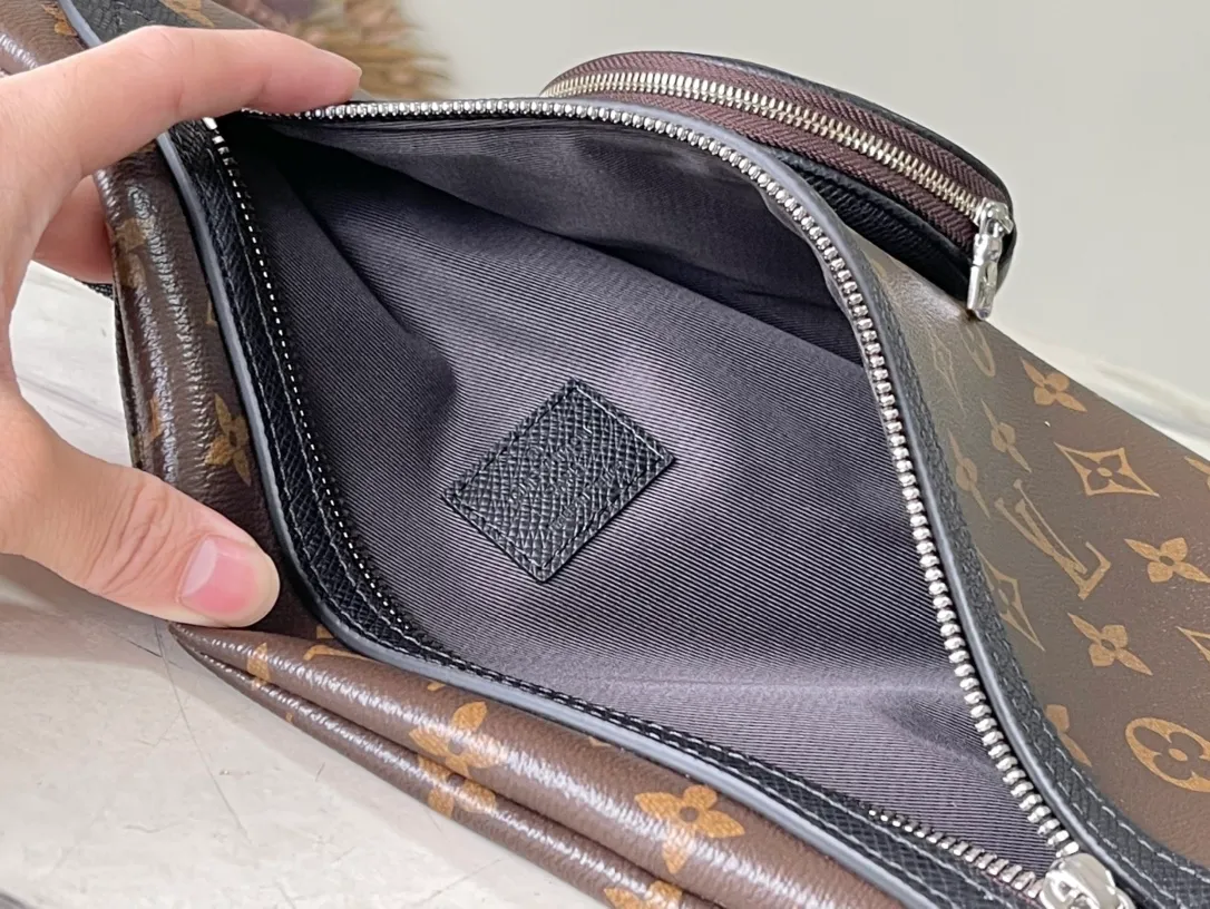 💰820 Top Original M30936 Presbyopia Duo shoulder bag is made of Monogram canvas and Taïga cow leather. It is equipped with a detachable zipper pocket and zipper side pocket for storing change or other needs. It interprets multiple trend concepts with a leisurely style and provides an alternative to traditional backpacks. Dimensions: 20 x 42 x 6 cm