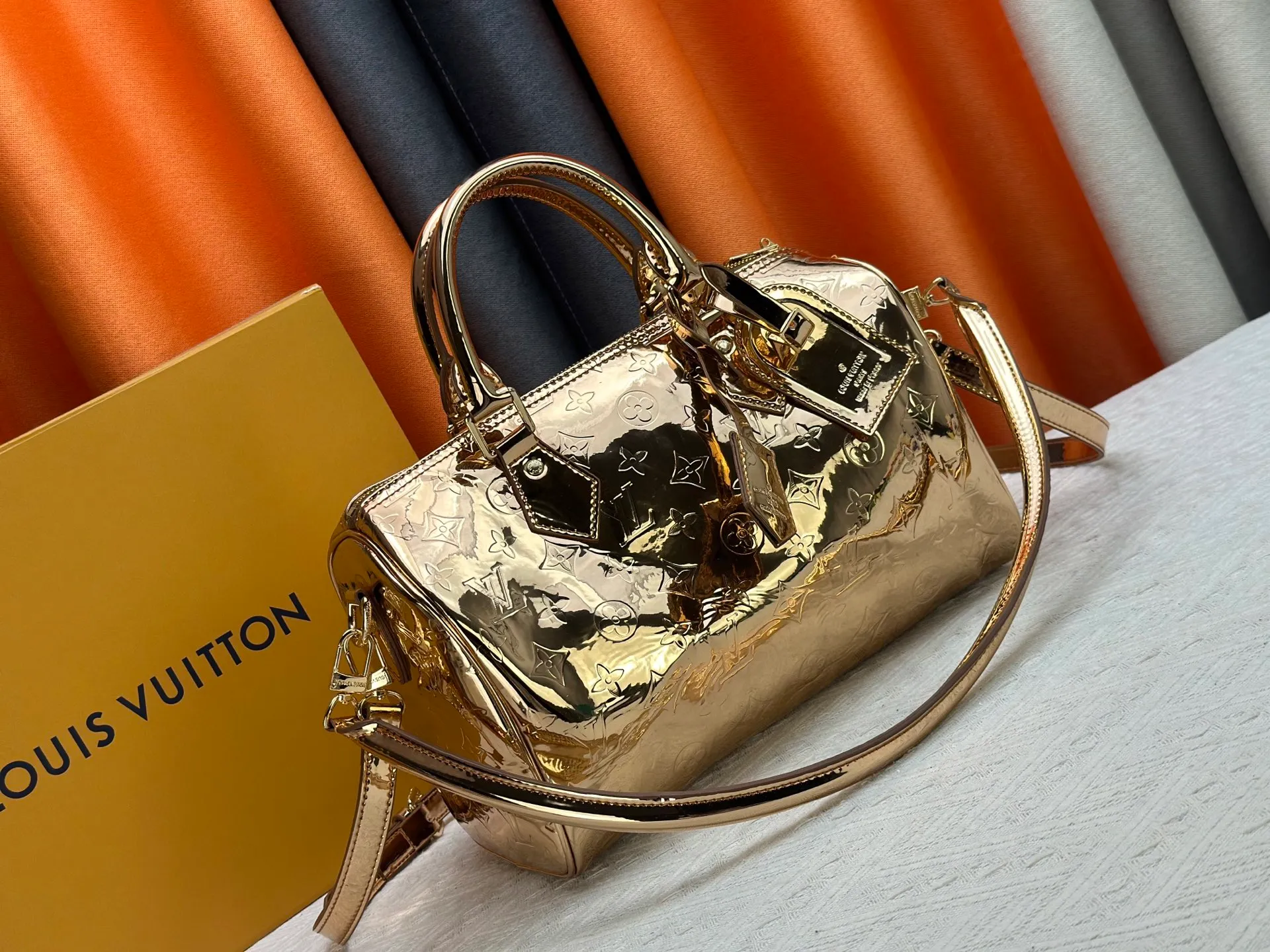 P300 M40391 M13344 Rose Gold Silver This Speedy Soft 30 is from the LV Travels With Grace Coddlington series. It is made of rich-toned cow leather with gold hardware and interesting embossed shapes. Removable name tag features Grace Coddington's handwriting. Size: 30X21X17 cm