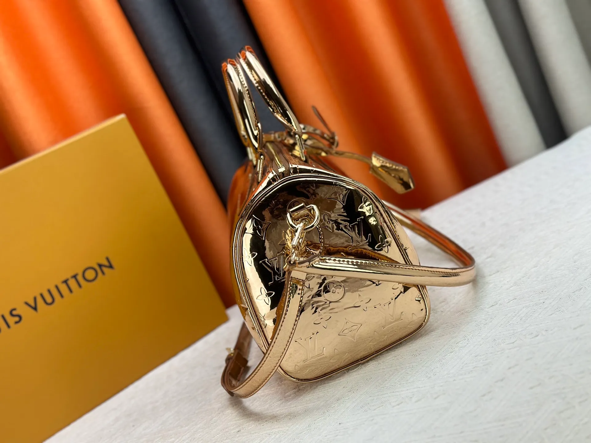 P300 M40391 M13344 Rose Gold Silver This Speedy Soft 30 is from the LV Travels With Grace Coddlington series. It is made of rich-toned cow leather with gold hardware and interesting embossed shapes. Removable name tag features Grace Coddington's handwriting. Size: 30X21X17 cm