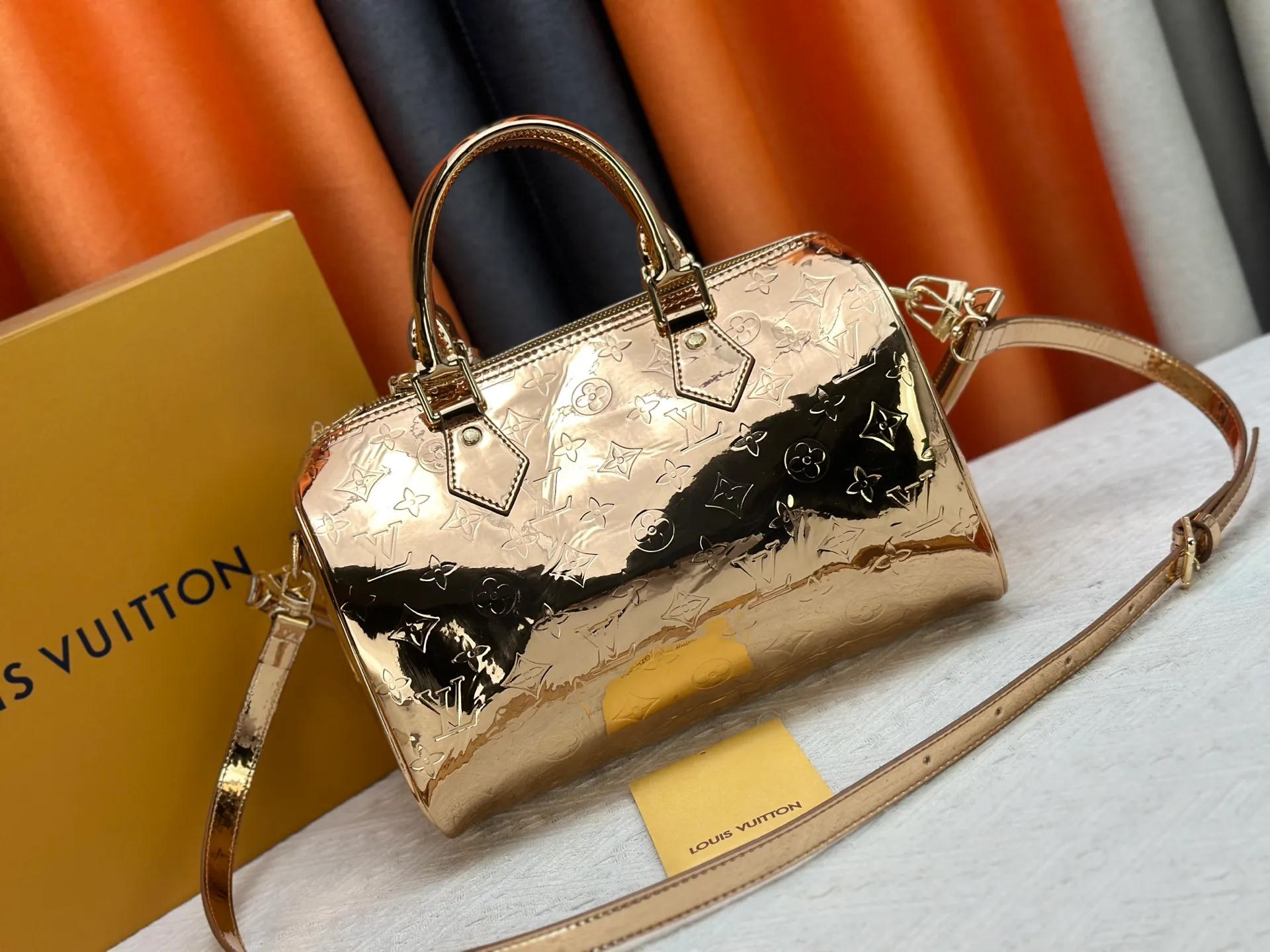 P300 M40391 M13344 Rose Gold Silver This Speedy Soft 30 is from the LV Travels With Grace Coddlington series. It is made of rich-toned cow leather with gold hardware and interesting embossed shapes. Removable name tag features Grace Coddington's handwriting. Size: 30X21X17 cm