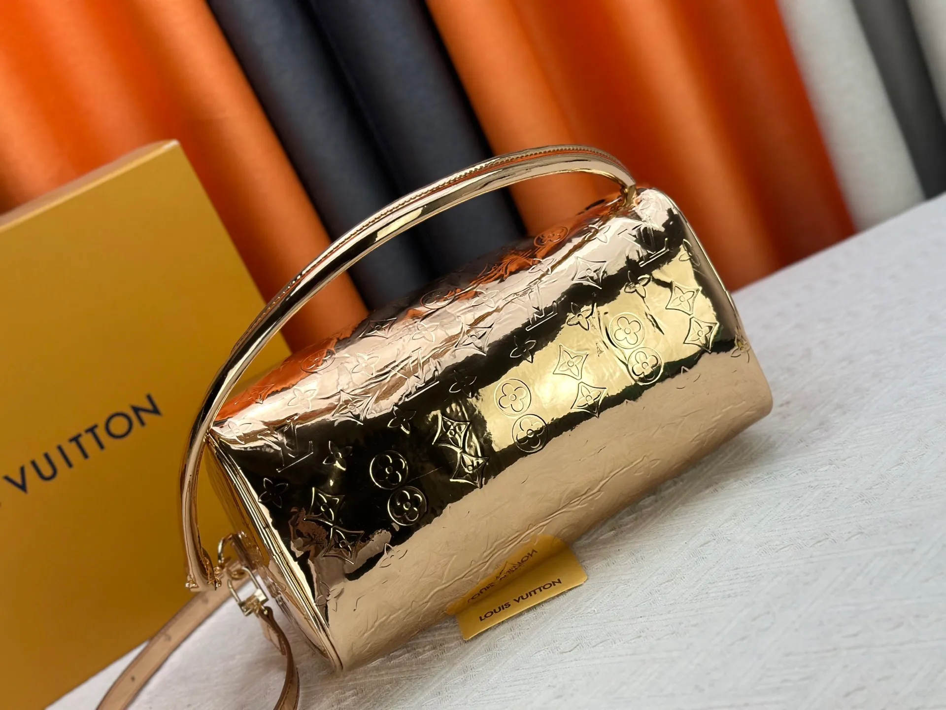 P300 M40391 M13344 Rose Gold Silver This Speedy Soft 30 is from the LV Travels With Grace Coddlington series. It is made of rich-toned cow leather with gold hardware and interesting embossed shapes. Removable name tag features Grace Coddington's handwriting. Size: 30X21X17 cm