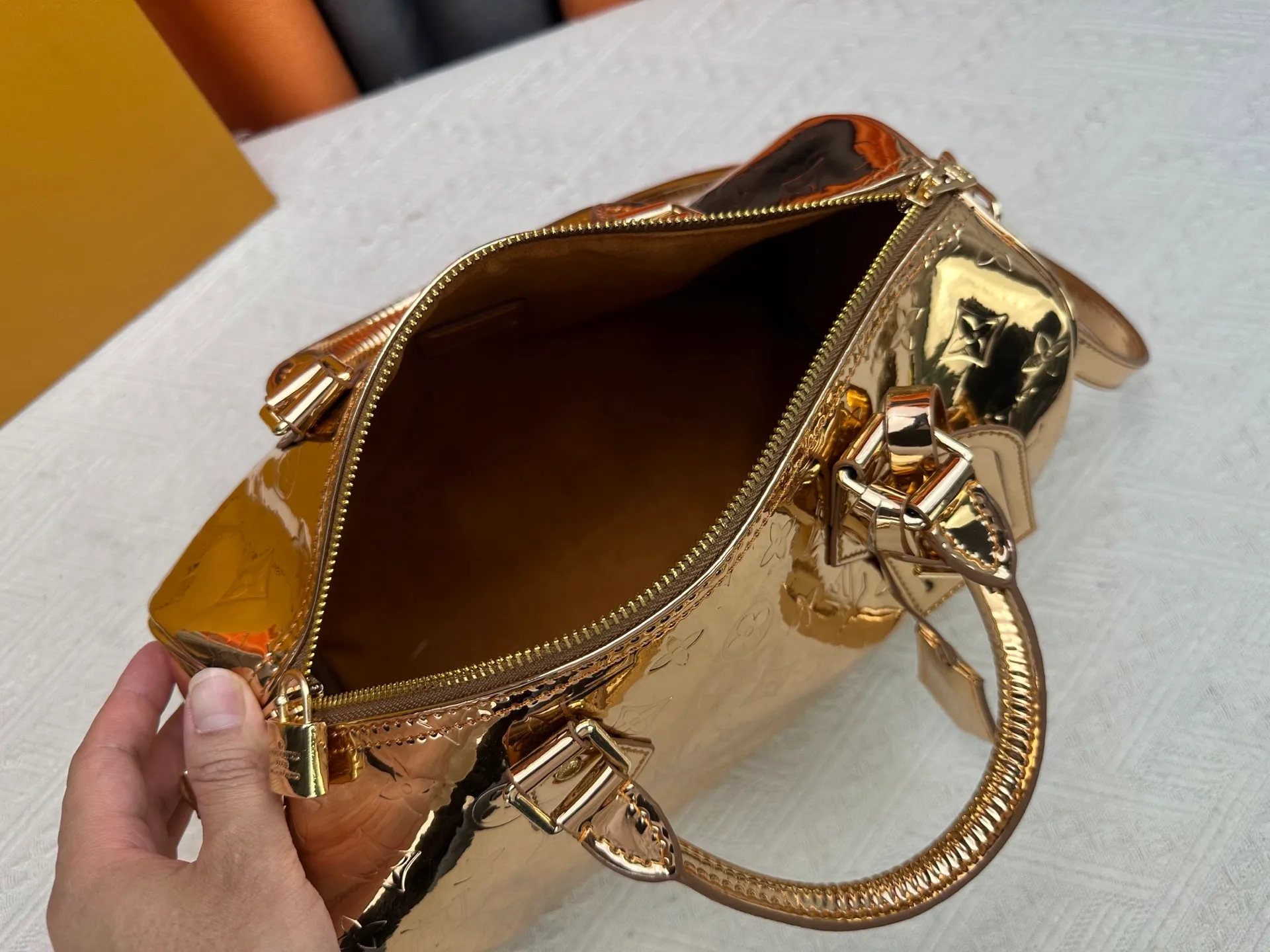 P300 M40391 M13344 Rose Gold Silver This Speedy Soft 30 is from the LV Travels With Grace Coddlington series. It is made of rich-toned cow leather with gold hardware and interesting embossed shapes. Removable name tag features Grace Coddington's handwriting. Size: 30X21X17 cm