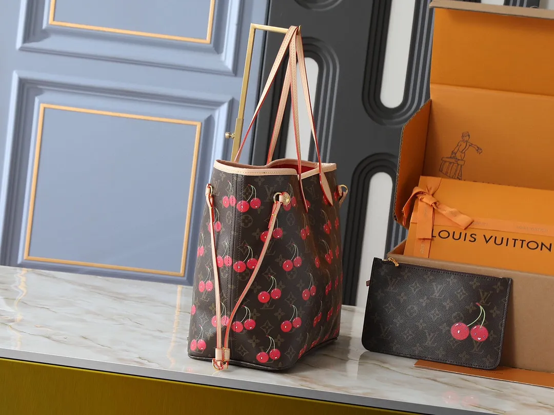 💰220💰Upgraded from the original M13263 M40995, this medium-sized Neverfull handbag reinterprets the cheerful elements of the Louis Vuitton x Murakami replica series with smart brushstrokes. The sweet cherry pattern is inhabited on the Monogram coated canvas, and the eye-catching striped lining jointly expresses the artist's signature color aesthetic. Cow leather trim completes the classic style. Dimensions: 31.0 x 28.0 x 14.0 cm (length x height x width)