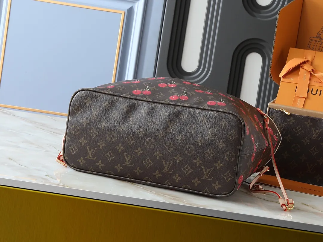 💰220💰Upgraded from the original M13263 M40995, this medium-sized Neverfull handbag reinterprets the cheerful elements of the Louis Vuitton x Murakami replica series with smart brushstrokes. The sweet cherry pattern is inhabited on the Monogram coated canvas, and the eye-catching striped lining jointly expresses the artist's signature color aesthetic. Cow leather trim completes the classic style. Dimensions: 31.0 x 28.0 x 14.0 cm (length x height x width)