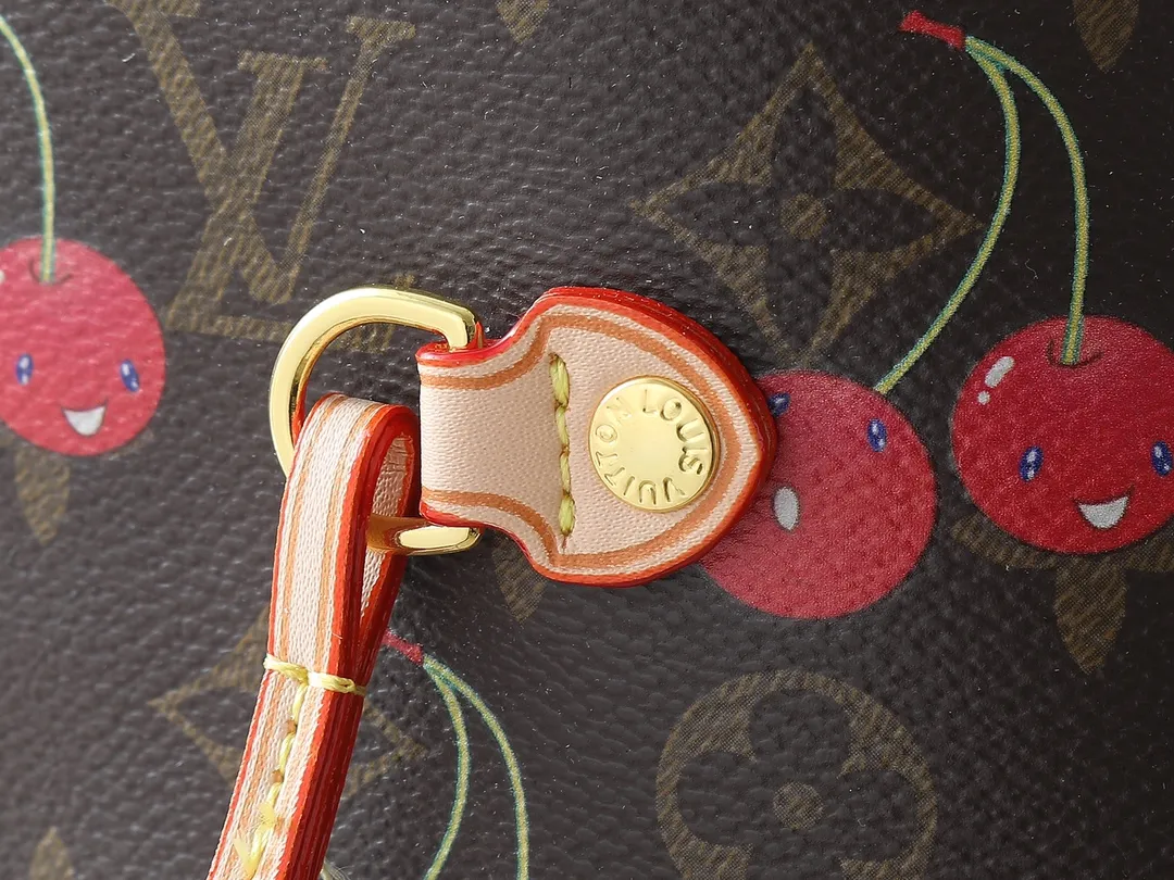 💰220💰Upgraded from the original M13263 M40995, this medium-sized Neverfull handbag reinterprets the cheerful elements of the Louis Vuitton x Murakami replica series with smart brushstrokes. The sweet cherry pattern is inhabited on the Monogram coated canvas, and the eye-catching striped lining jointly expresses the artist's signature color aesthetic. Cow leather trim completes the classic style. Dimensions: 31.0 x 28.0 x 14.0 cm (length x height x width)