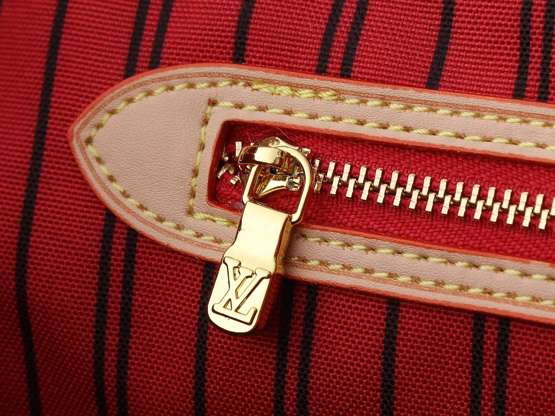 💰220💰Upgraded from the original M13263 M40995, this medium-sized Neverfull handbag reinterprets the cheerful elements of the Louis Vuitton x Murakami replica series with smart brushstrokes. The sweet cherry pattern is inhabited on the Monogram coated canvas, and the eye-catching striped lining jointly expresses the artist's signature color aesthetic. Cow leather trim completes the classic style. Dimensions: 31.0 x 28.0 x 14.0 cm (length x height x width)