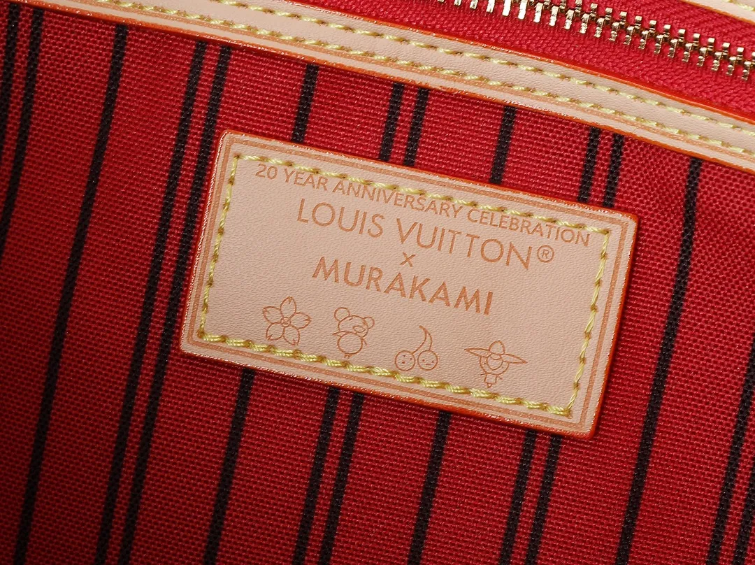 💰220💰Upgraded from the original M13263 M40995, this medium-sized Neverfull handbag reinterprets the cheerful elements of the Louis Vuitton x Murakami replica series with smart brushstrokes. The sweet cherry pattern is inhabited on the Monogram coated canvas, and the eye-catching striped lining jointly expresses the artist's signature color aesthetic. Cow leather trim completes the classic style. Dimensions: 31.0 x 28.0 x 14.0 cm (length x height x width)