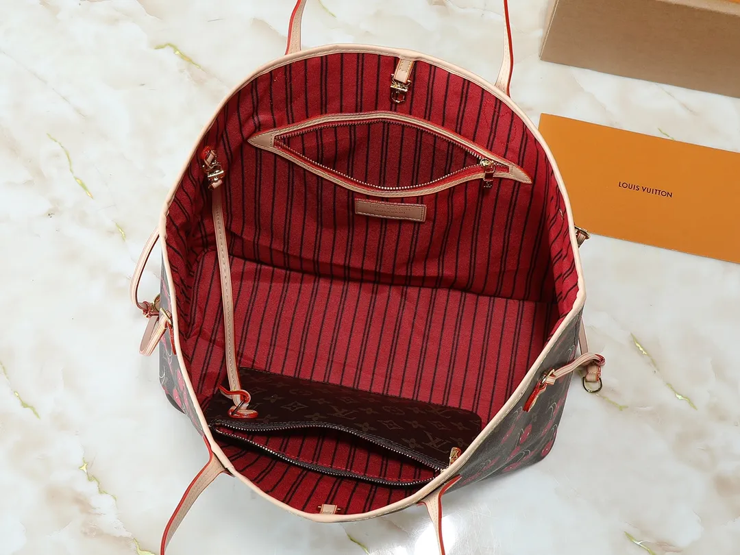 💰220💰Upgraded from the original M13263 M40995, this medium-sized Neverfull handbag reinterprets the cheerful elements of the Louis Vuitton x Murakami replica series with smart brushstrokes. The sweet cherry pattern is inhabited on the Monogram coated canvas, and the eye-catching striped lining jointly expresses the artist's signature color aesthetic. Cow leather trim completes the classic style. Dimensions: 31.0 x 28.0 x 14.0 cm (length x height x width)