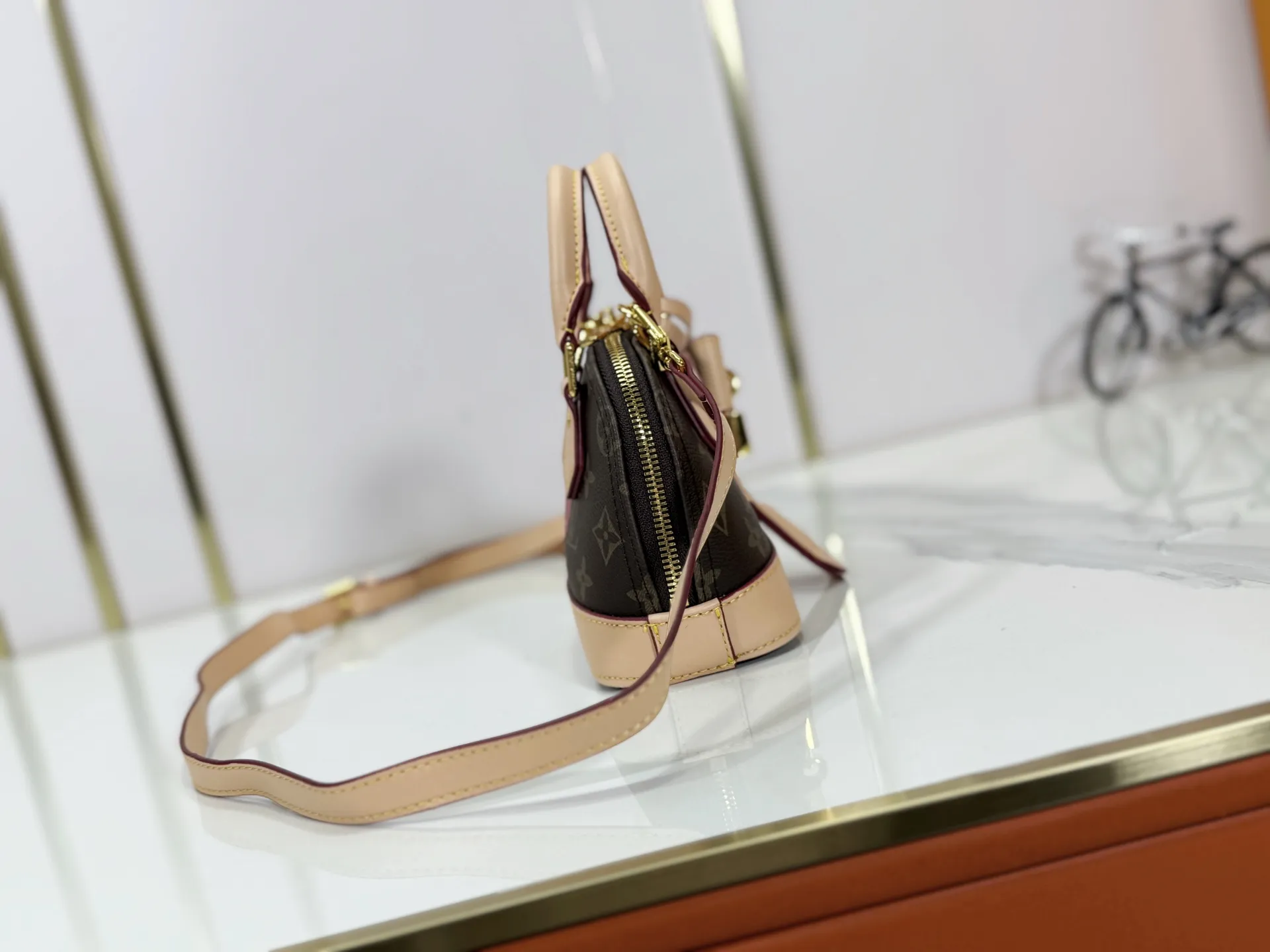 P240 Upgraded original M13416 M82717 This Nano Alma handbag combines Monogram coated canvas and cow leather trim, making the exquisite silhouette show the cherry pattern of the Louis Vuitton x Murakami replica series. The top handle and detachable and adjustable shoulder strap allow for a variety of carrying methods, and the interior space can accommodate daily needs such as a short wallet and a large smartphone. Dimensions: 18 x 12 x 8 (cm) ((length x height x width)