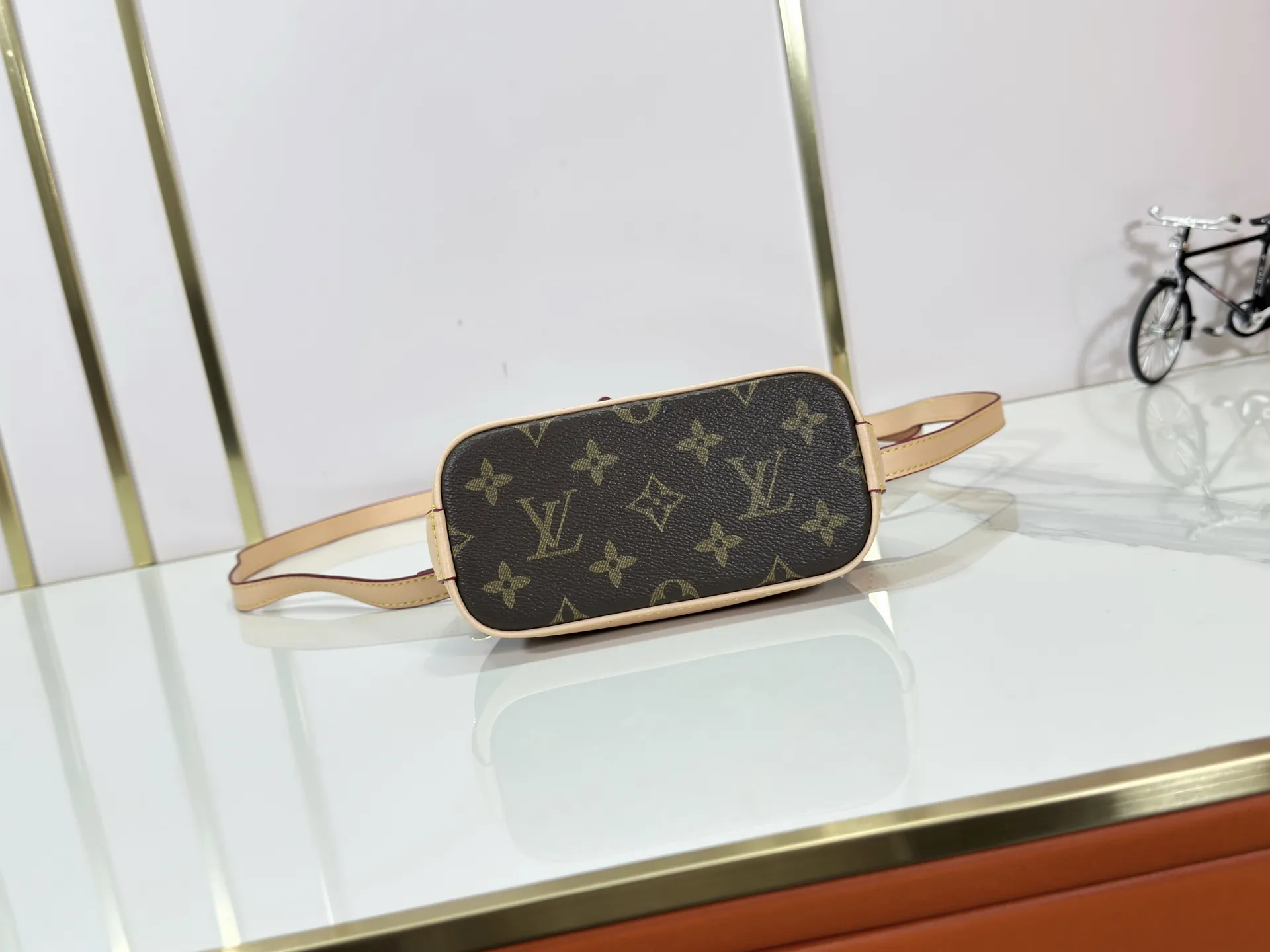 P240 Upgraded original M13416 M82717 This Nano Alma handbag combines Monogram coated canvas and cow leather trim, making the exquisite silhouette show the cherry pattern of the Louis Vuitton x Murakami replica series. The top handle and detachable and adjustable shoulder strap allow for a variety of carrying methods, and the interior space can accommodate daily needs such as a short wallet and a large smartphone. Dimensions: 18 x 12 x 8 (cm) ((length x height x width)