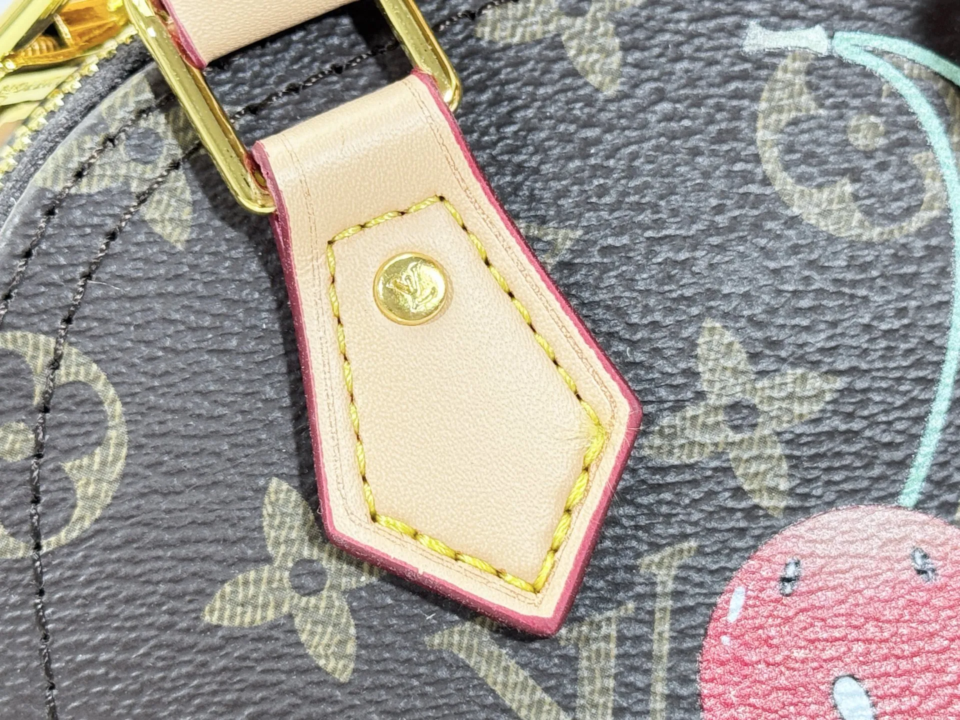 P240 Upgraded original M13416 M82717 This Nano Alma handbag combines Monogram coated canvas and cow leather trim, making the exquisite silhouette show the cherry pattern of the Louis Vuitton x Murakami replica series. The top handle and detachable and adjustable shoulder strap allow for a variety of carrying methods, and the interior space can accommodate daily needs such as a short wallet and a large smartphone. Dimensions: 18 x 12 x 8 (cm) ((length x height x width)
