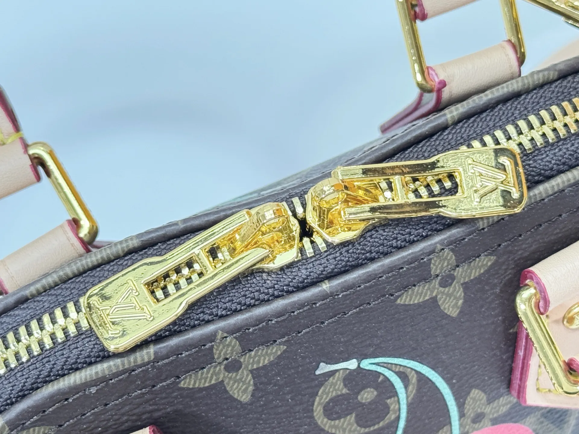 P240 Upgraded original M13416 M82717 This Nano Alma handbag combines Monogram coated canvas and cow leather trim, making the exquisite silhouette show the cherry pattern of the Louis Vuitton x Murakami replica series. The top handle and detachable and adjustable shoulder strap allow for a variety of carrying methods, and the interior space can accommodate daily needs such as a short wallet and a large smartphone. Dimensions: 18 x 12 x 8 (cm) ((length x height x width)