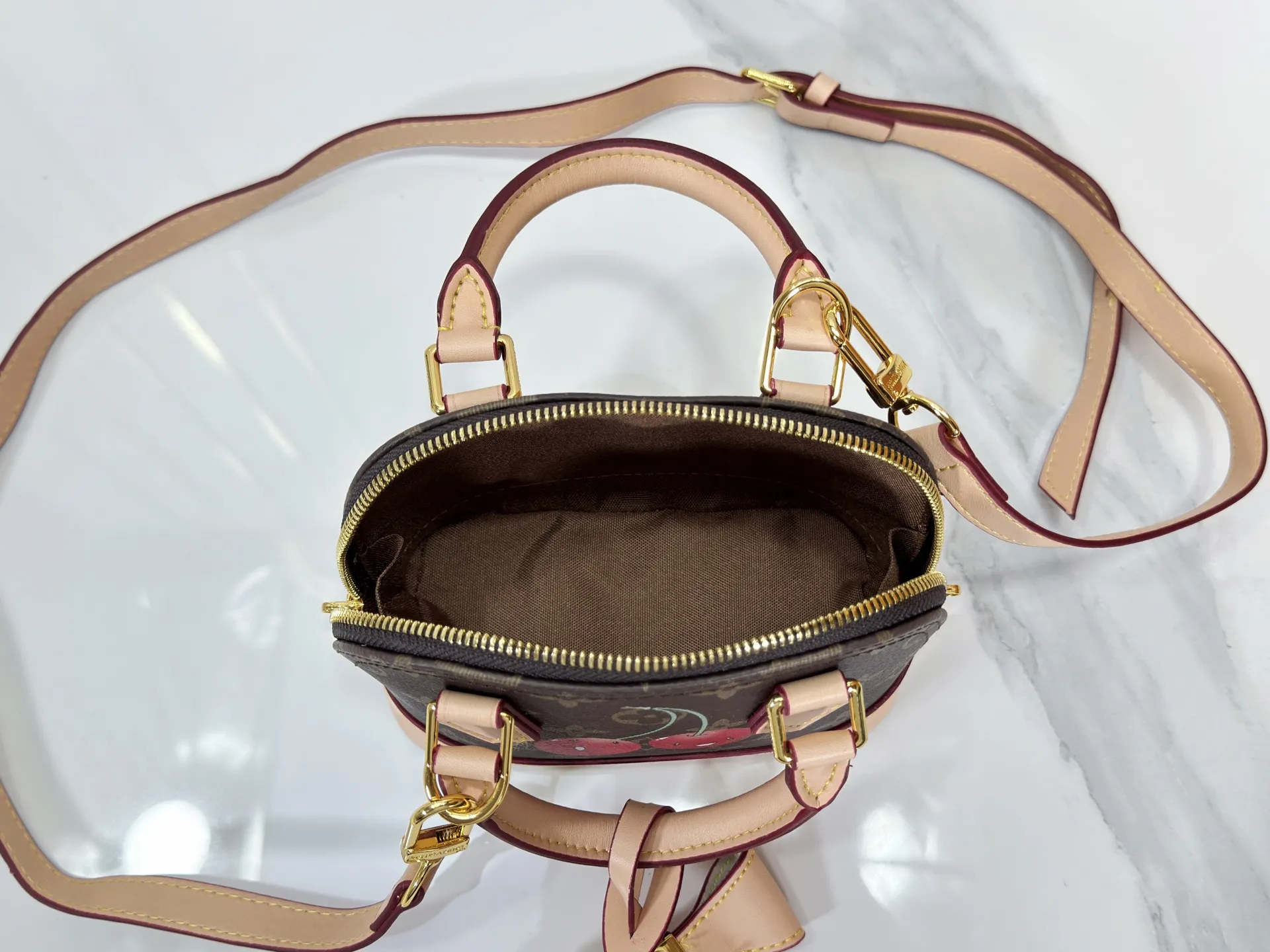 P240 Upgraded original M13416 M82717 This Nano Alma handbag combines Monogram coated canvas and cow leather trim, making the exquisite silhouette show the cherry pattern of the Louis Vuitton x Murakami replica series. The top handle and detachable and adjustable shoulder strap allow for a variety of carrying methods, and the interior space can accommodate daily needs such as a short wallet and a large smartphone. Dimensions: 18 x 12 x 8 (cm) ((length x height x width)