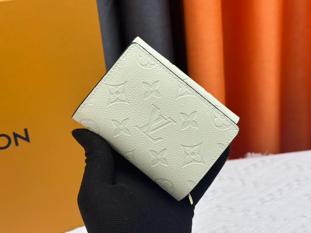 P160, Wallet [Metis Short Wallet-] M80880 Black (Embossed) Inheriting the inspiration of the Métis leather goods series, the soft Monogram Empreinte leather is embossed with the classic Monogram pattern. The pocket S-lock lock secures the flap, continuing the classic Louis Vuitton hard case elements. The elegant construction offers ample interior space, including a zipped accordion coin pocket, patch pockets and card slots.  Dimensions: 11.5 x 8.5 x 4.0 cm