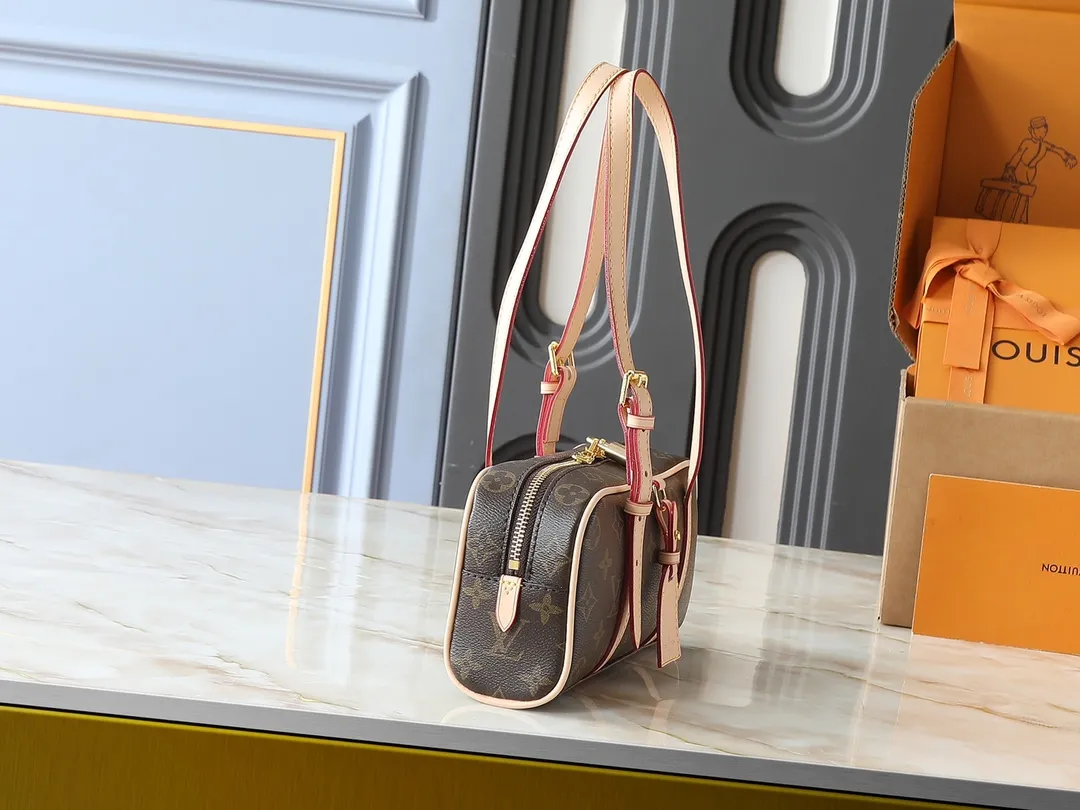 💰220💰Upgraded from the original M47031, Louis Vuitton recalls the classic design of the Cité handbag in the 1980s, creating a rich retro style for this Hang On handbag. Monogram canvas and VVN trim create a modern bowling bag silhouette, while a padlock and nameplate add a branding touch. Zipper closure and adjustable shoulder straps allow for flexible travel. Dimensions: 26.0 x 11.5 x 6.5 cm (length x height x width)