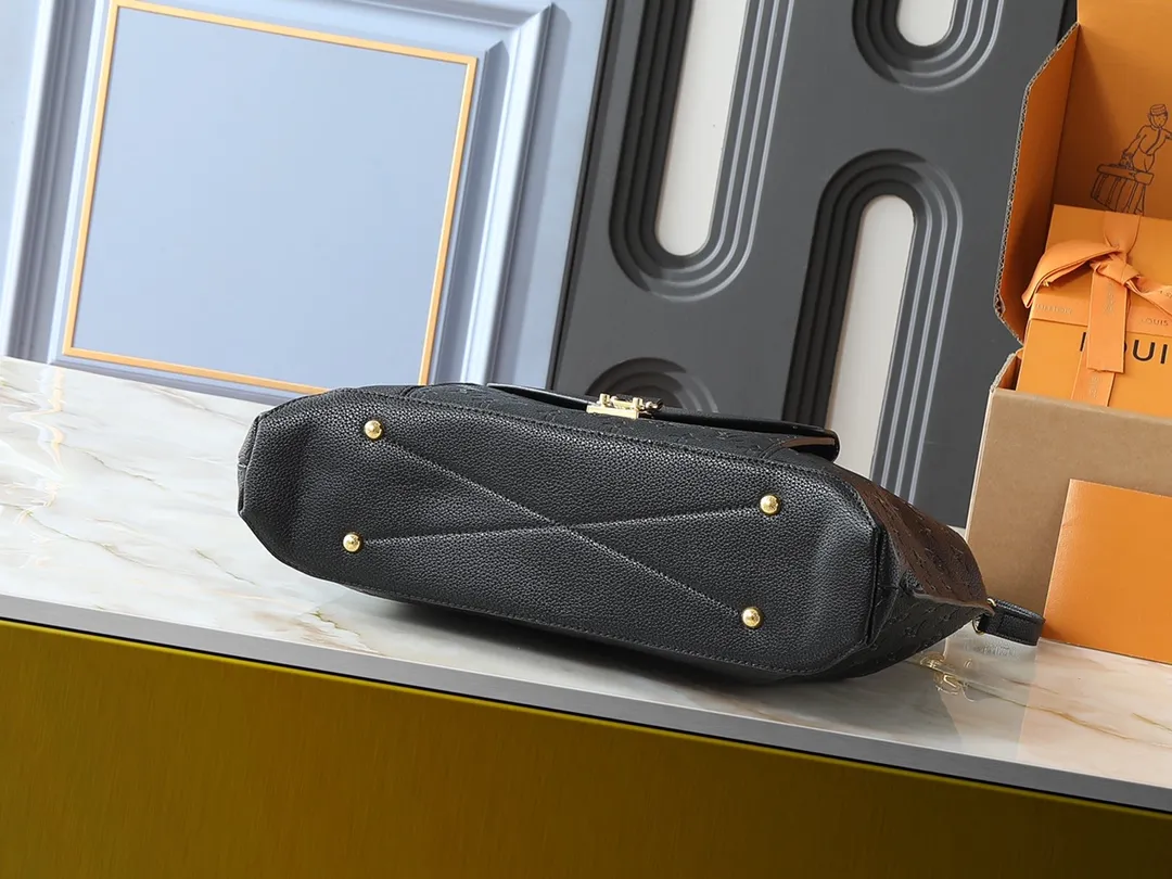💰280💰Upgraded from the original M40781. This Métis made of second-hand Monogram canvas fulfills its promise with its own attitude. With its emphasis on lines and silhouettes, the Métis handbag combines the versatility required of a modern handbag with the elegance and charm of Louis Vuitton's heritage. Two detachable shoulder straps, can be used to carry, carry or carry on the shoulder. Size 32x36x14cm