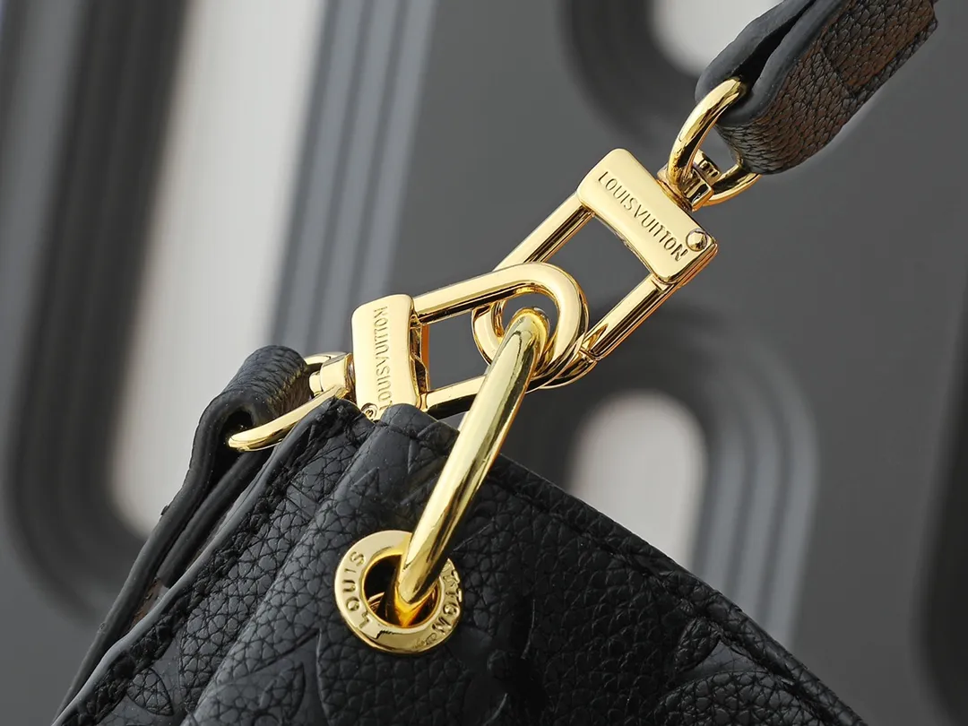💰280💰Upgraded from the original M40781. This Métis made of second-hand Monogram canvas fulfills its promise with its own attitude. With its emphasis on lines and silhouettes, the Métis handbag combines the versatility required of a modern handbag with the elegance and charm of Louis Vuitton's heritage. Two detachable shoulder straps, can be used to carry, carry or carry on the shoulder. Size 32x36x14cm