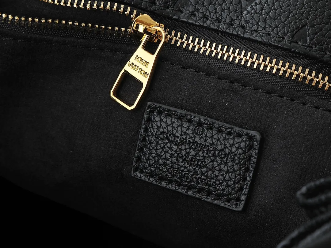 💰280💰Upgraded from the original M40781. This Métis made of second-hand Monogram canvas fulfills its promise with its own attitude. With its emphasis on lines and silhouettes, the Métis handbag combines the versatility required of a modern handbag with the elegance and charm of Louis Vuitton's heritage. Two detachable shoulder straps, can be used to carry, carry or carry on the shoulder. Size 32x36x14cm