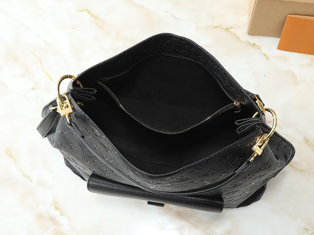 💰280💰Upgraded from the original M40781. This Métis made of second-hand Monogram canvas fulfills its promise with its own attitude. With its emphasis on lines and silhouettes, the Métis handbag combines the versatility required of a modern handbag with the elegance and charm of Louis Vuitton's heritage. Two detachable shoulder straps, can be used to carry, carry or carry on the shoulder. Size 32x36x14cm